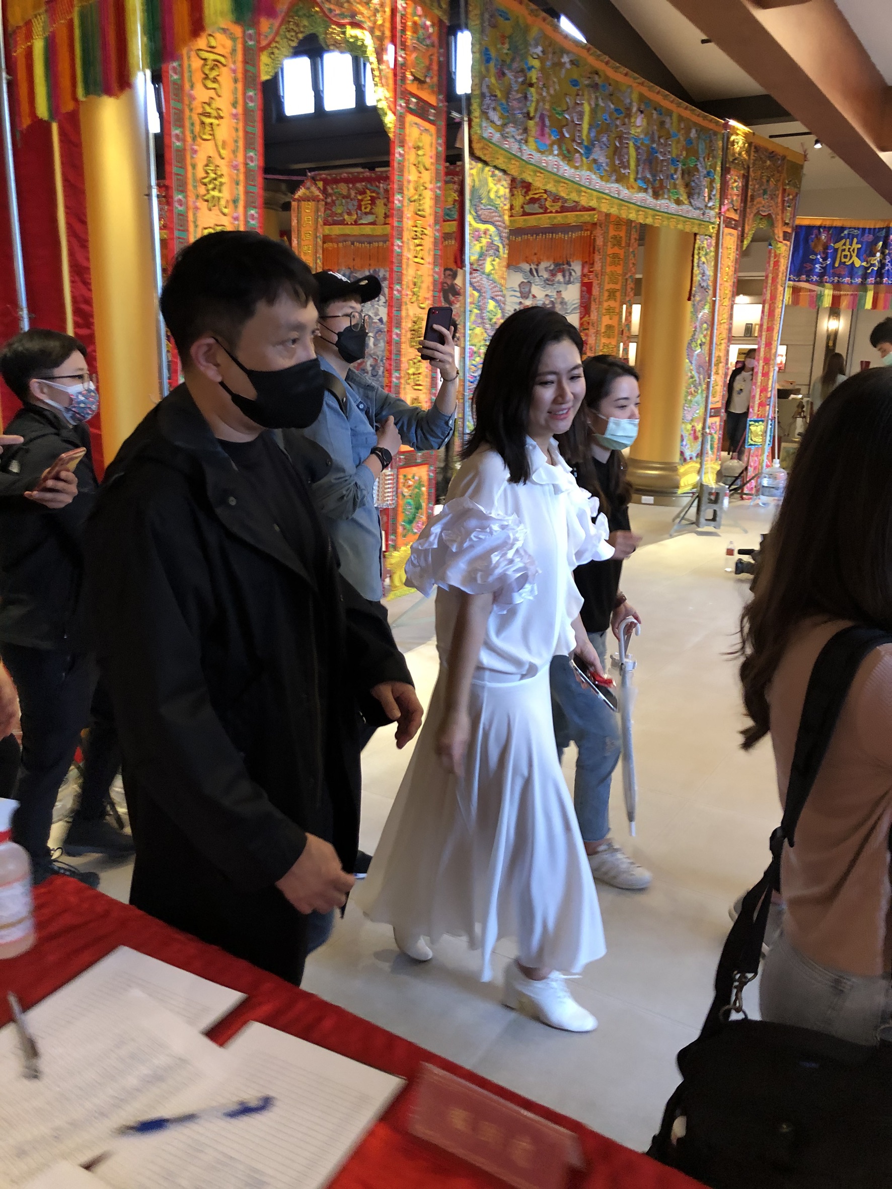 本刊報導Selina找前男友吳侯墀當新經紀人,吳侯墀也陪同Selina出席開鏡儀式,幫忙打點一切。