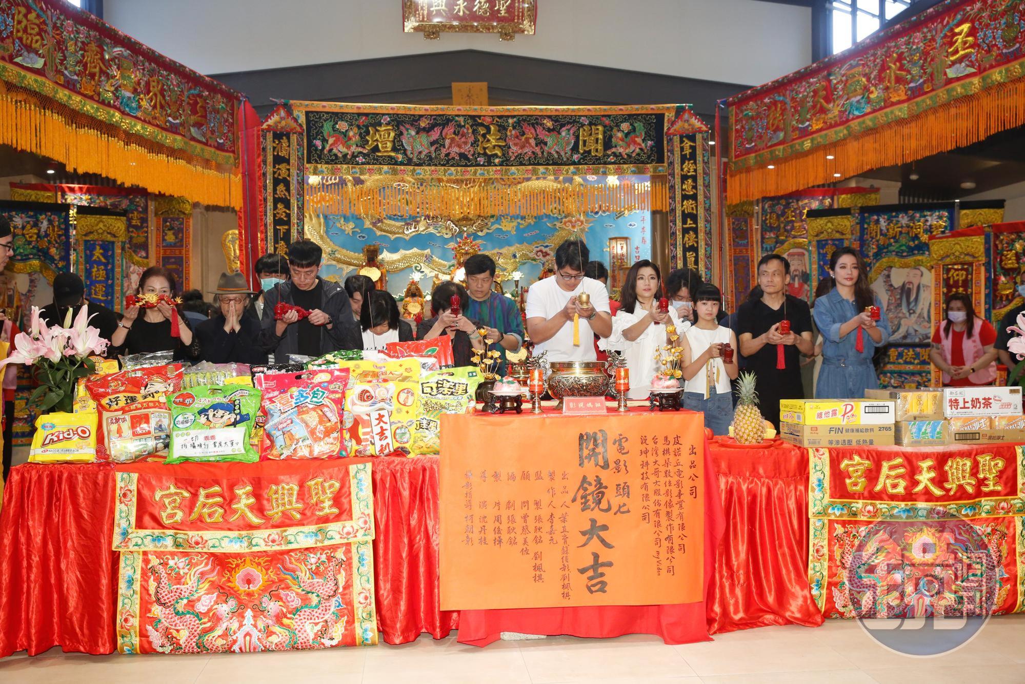 劇組選擇台灣三大月老廟之一的聖興天后宮開鏡，聽到可拜月老也引起Selina的興趣。