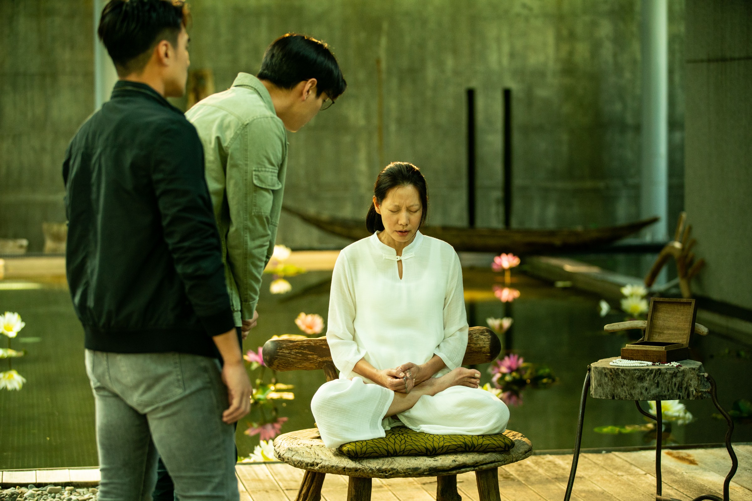 丁寧演出通靈師姑，雙盤的坐姿讓她笑自己是靠身體賺錢。（甲上提供）