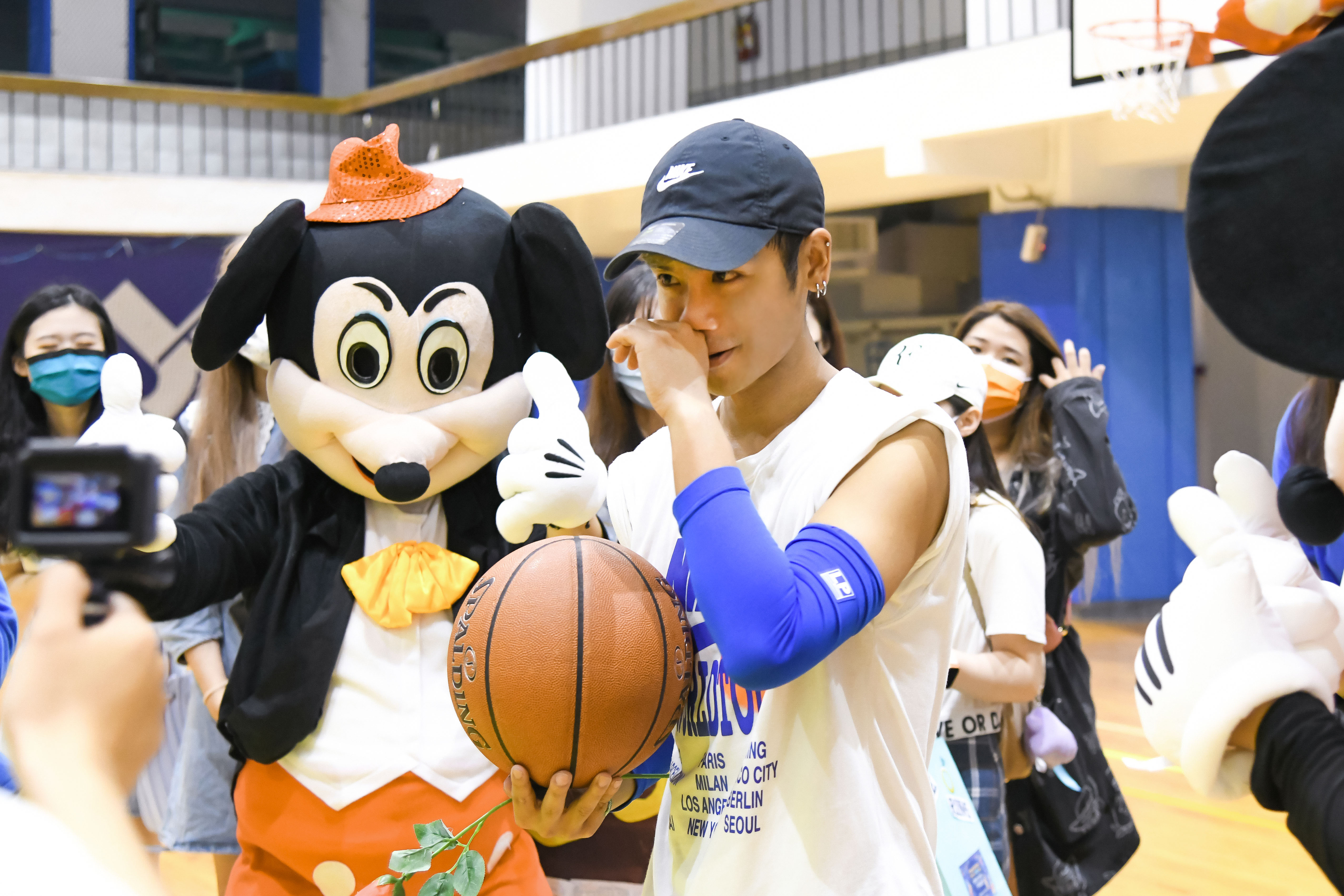 歌迷將迪士尼樂園搬來體育館，「盛裝」打扮成米奇、米妮、唐老鴨和貝兒公主，一起舞動〈繽紛了每一天〉，鼓鼓驚喜落淚。（相信音樂提供）