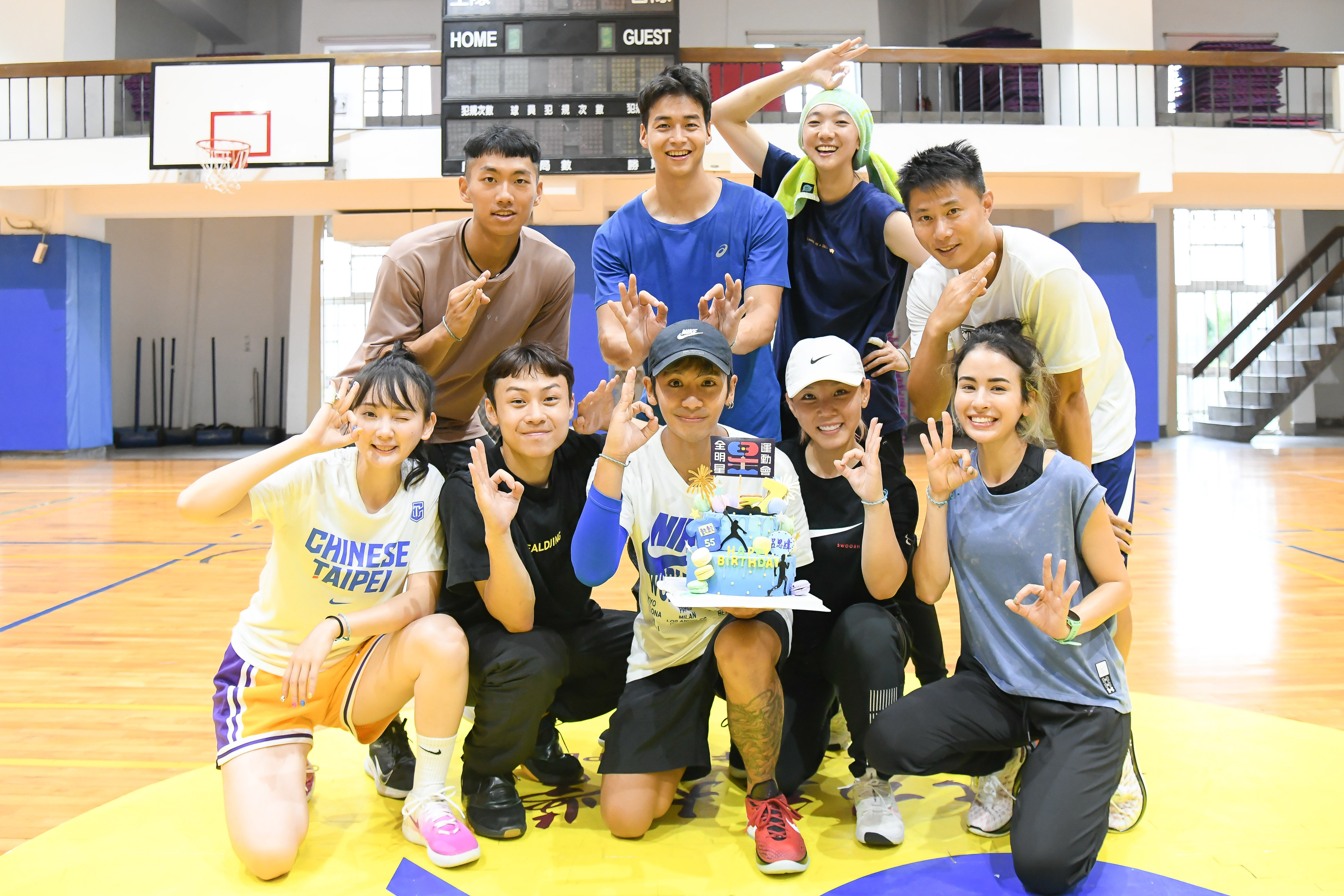鼓鼓在《全明星運動會》藍隊隊友的陪伴下慶生。（相信音樂提供）