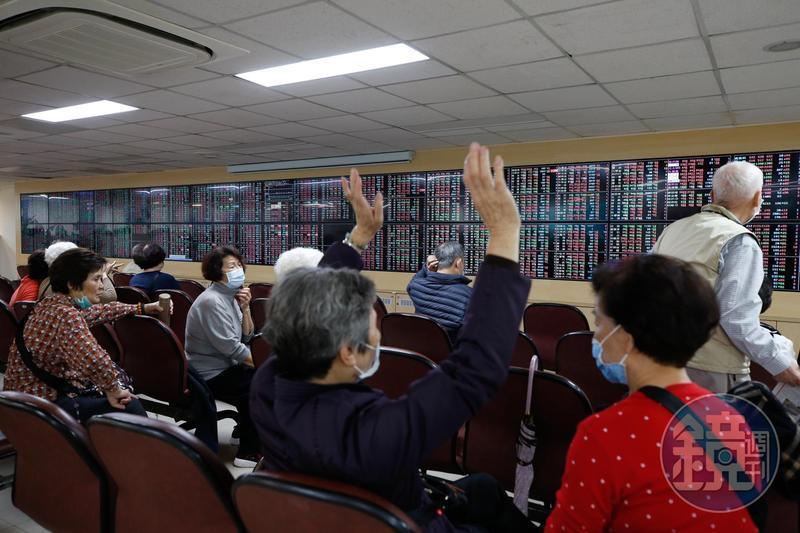 近期股市熱絡,股票投資幾乎快成為全民運動。(示意圖,本刊資料照)