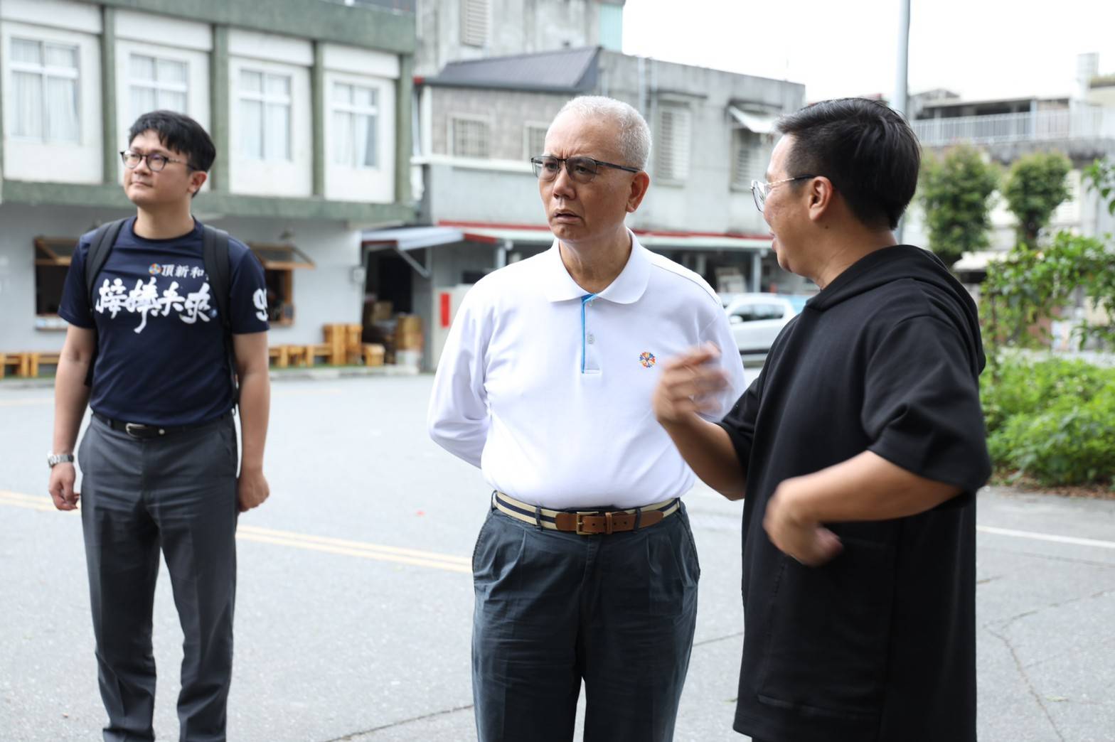 頂新和德文教基金會創辦人魏應充與花蓮新城「練習曲」書店負責人胡文偉。(頂新和德文教基金會提供)