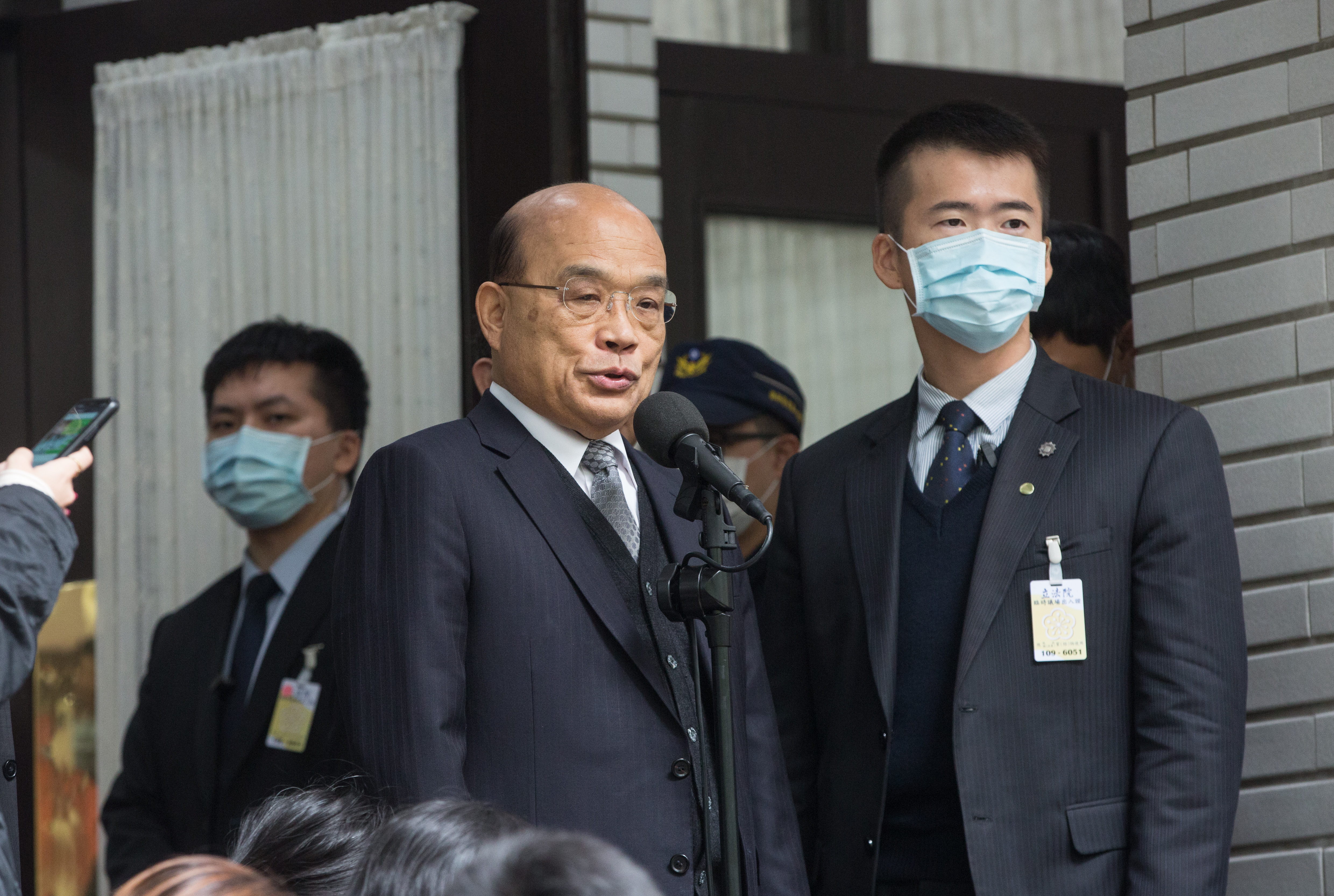 行政院長蘇貞昌說明，因應機師與接觸者染疫，政府提升3點防疫作為。（資料照）