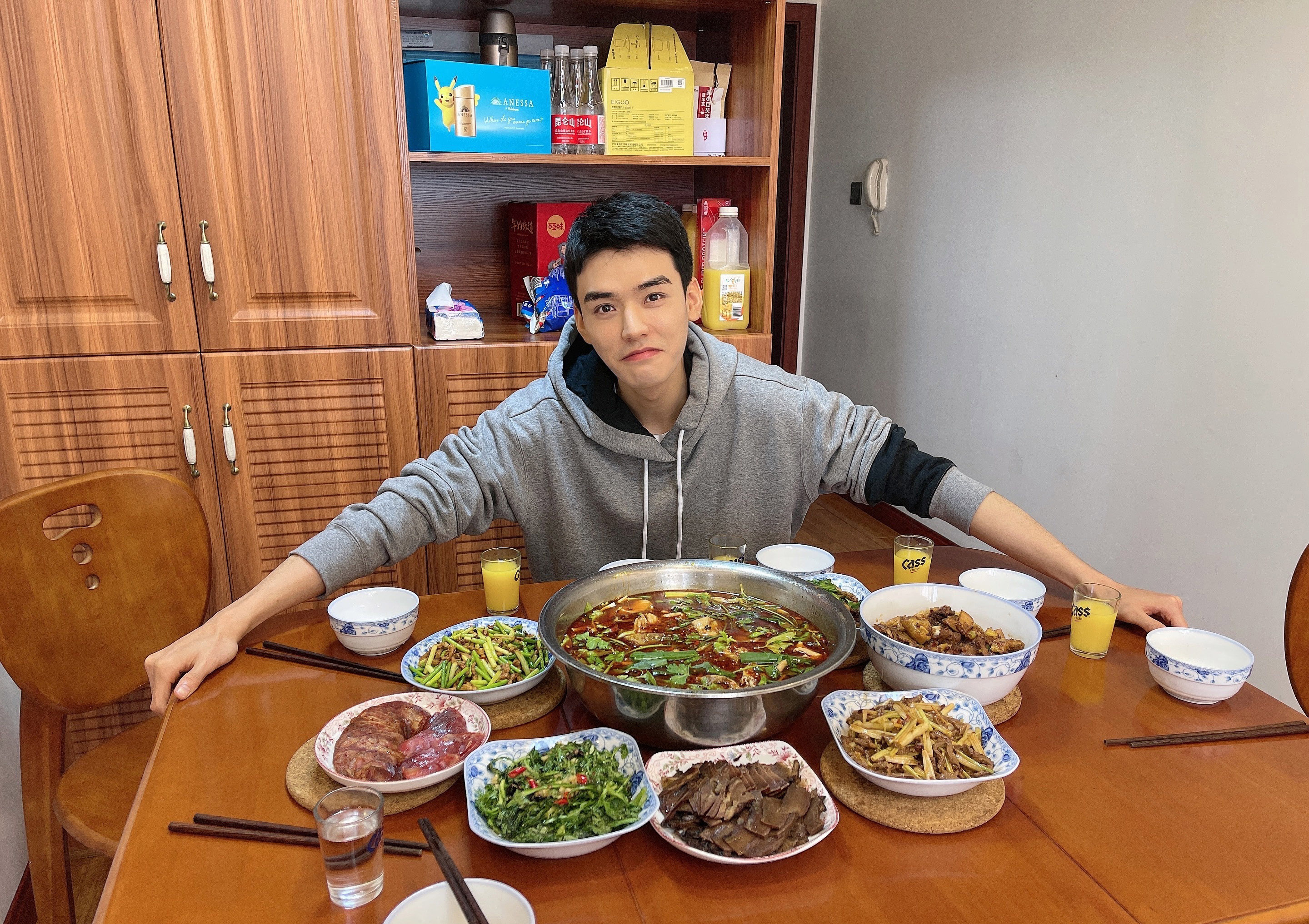 廚藝很好的龔俊表透露，龔家下廚的都是男生。（LiTV 提供）