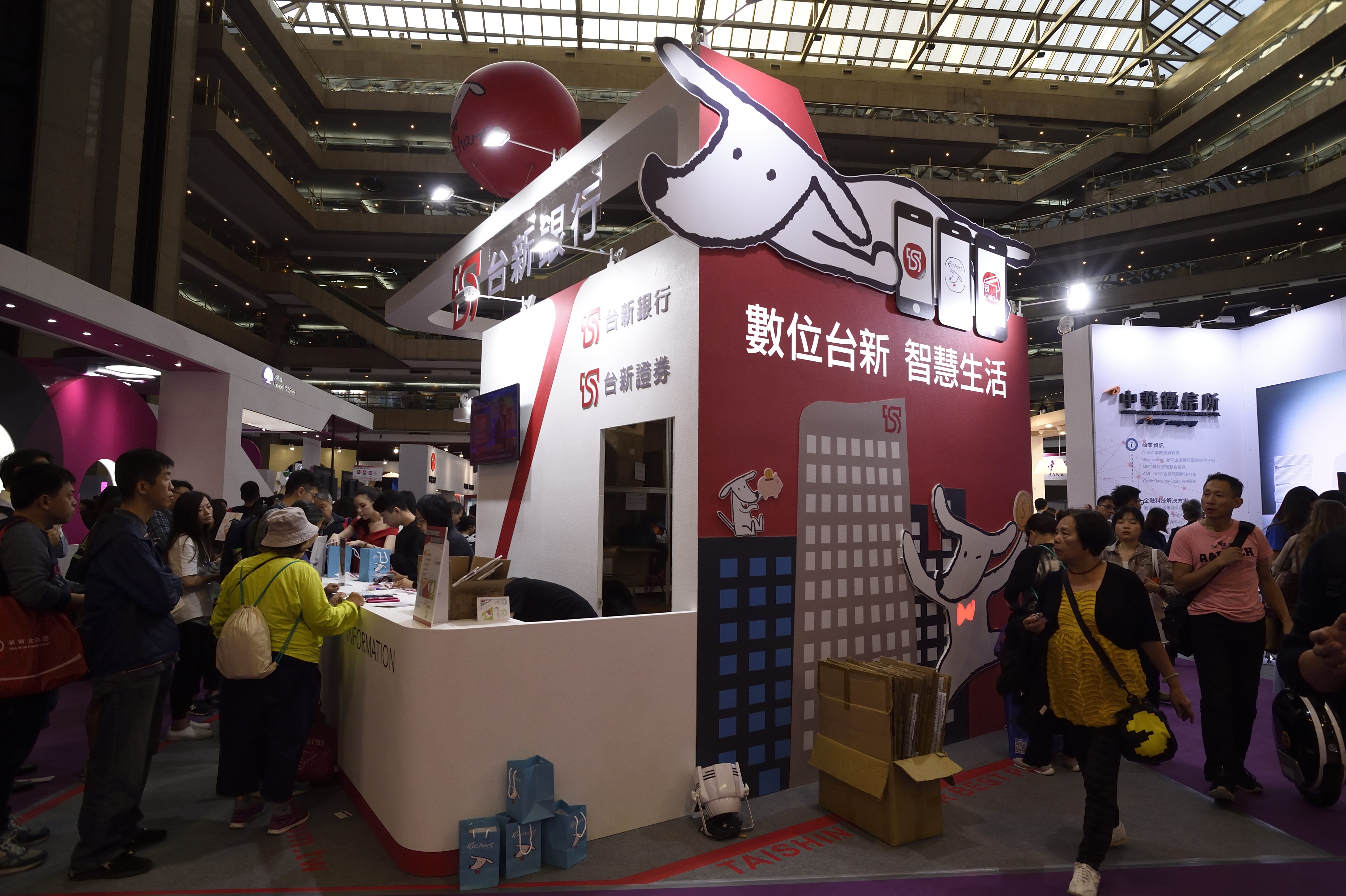 為迎戰純網銀，傳統銀行如台新、國泰世華、永豐等三大銀行的數位帳戶，各推出相關優惠。