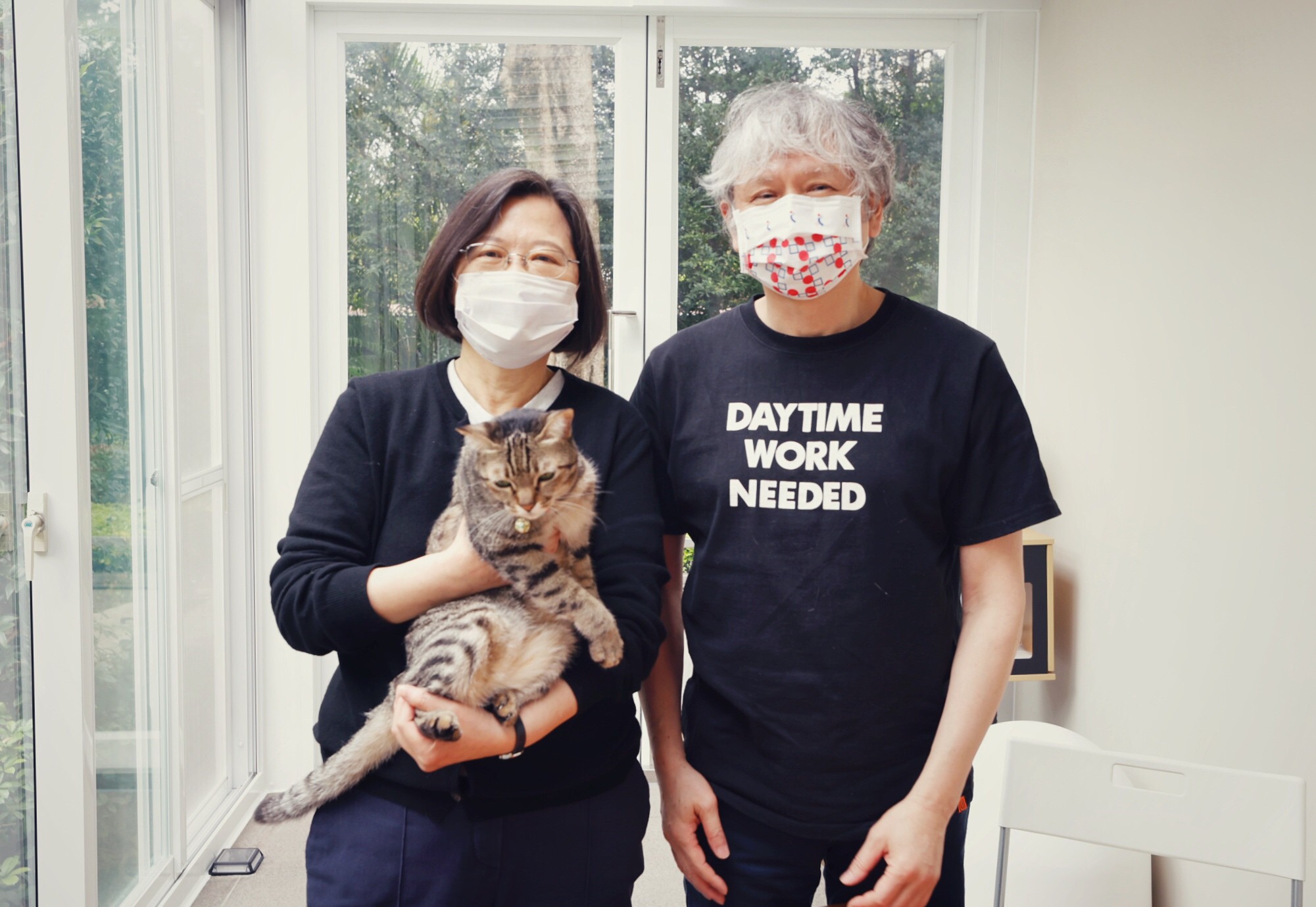 奈良美智上月低調來台布展,在與蔡英文、蔡想想見面後就返回日本。(翻攝自蔡英文臉書)