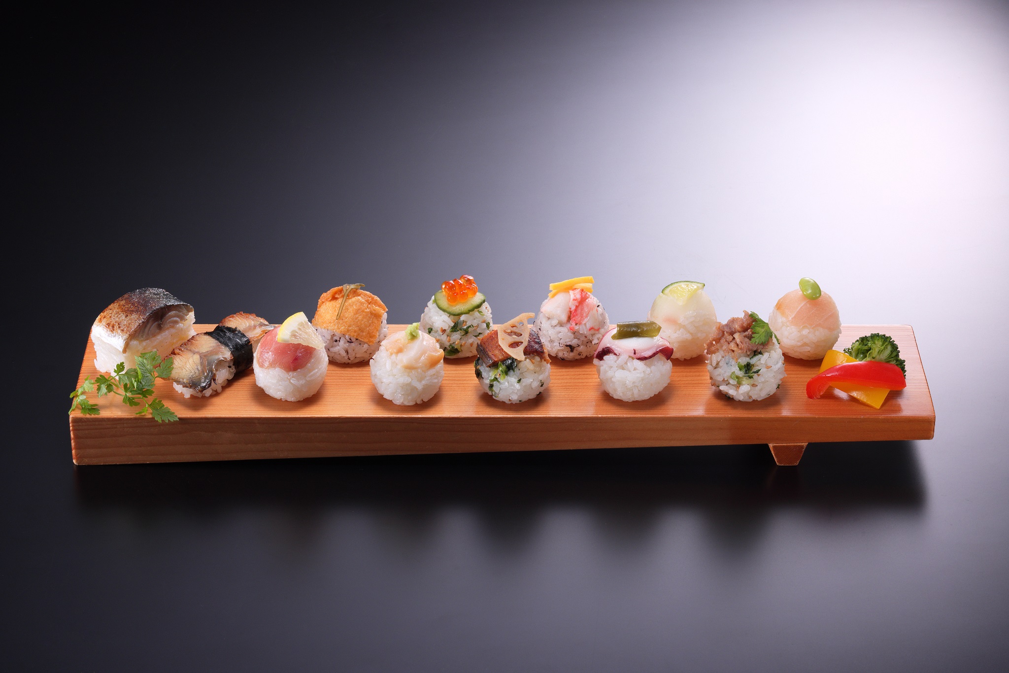 「特上一口壽司」食材依循季節替換，顏色繽紛討喜，是微風信義店的獨家菜色。（套餐880元／份，三角提供）