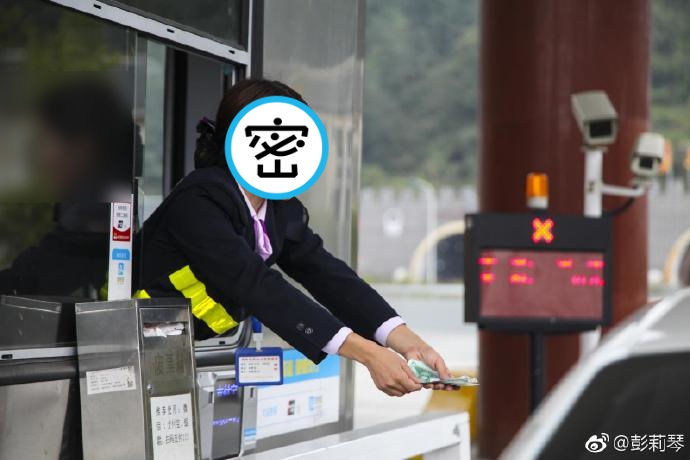 中國大陸「最美收費員」在社群平台擁有600萬名粉絲。（翻攝自彭莉琴微博）