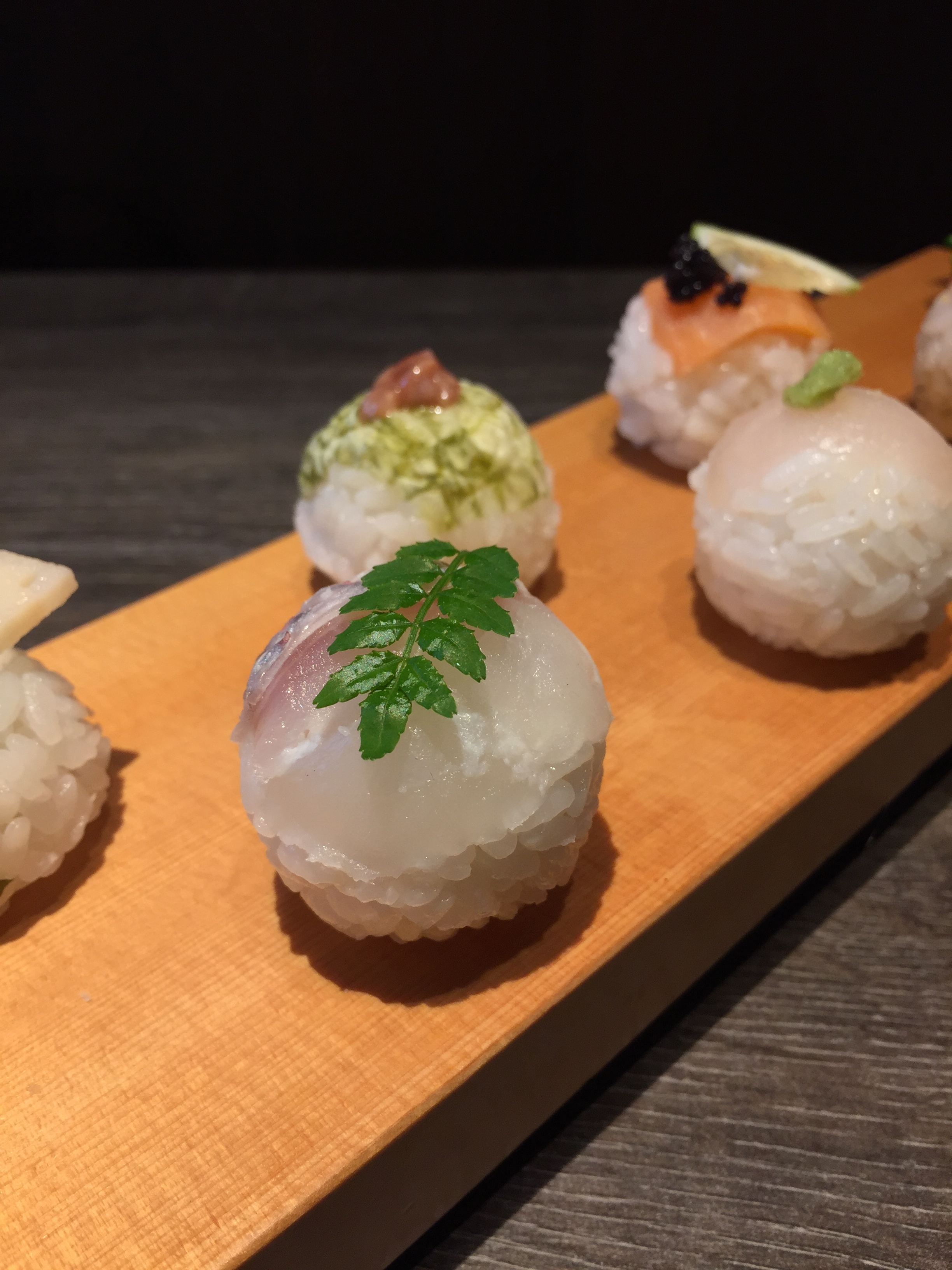 近拍日本版的finger food「一口壽司」，圓滾可愛。
