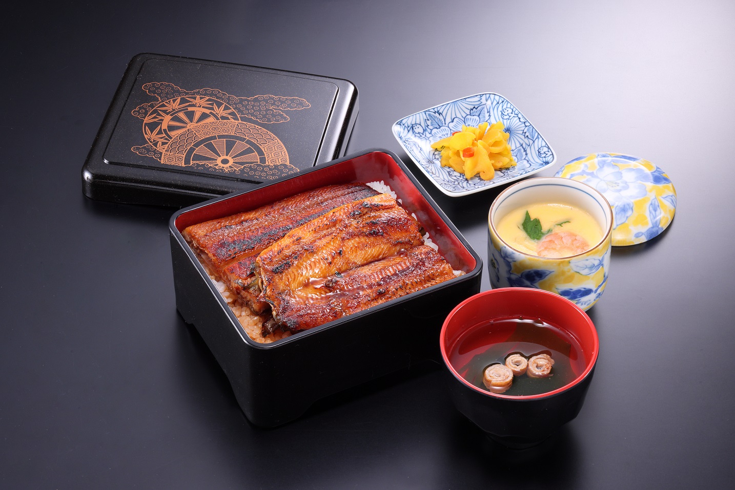 「鰻魚蓋飯」鬆軟，醬汁甜鹹適中，米飯保有濕度及Q度。（套餐480元起／份，三角提供）