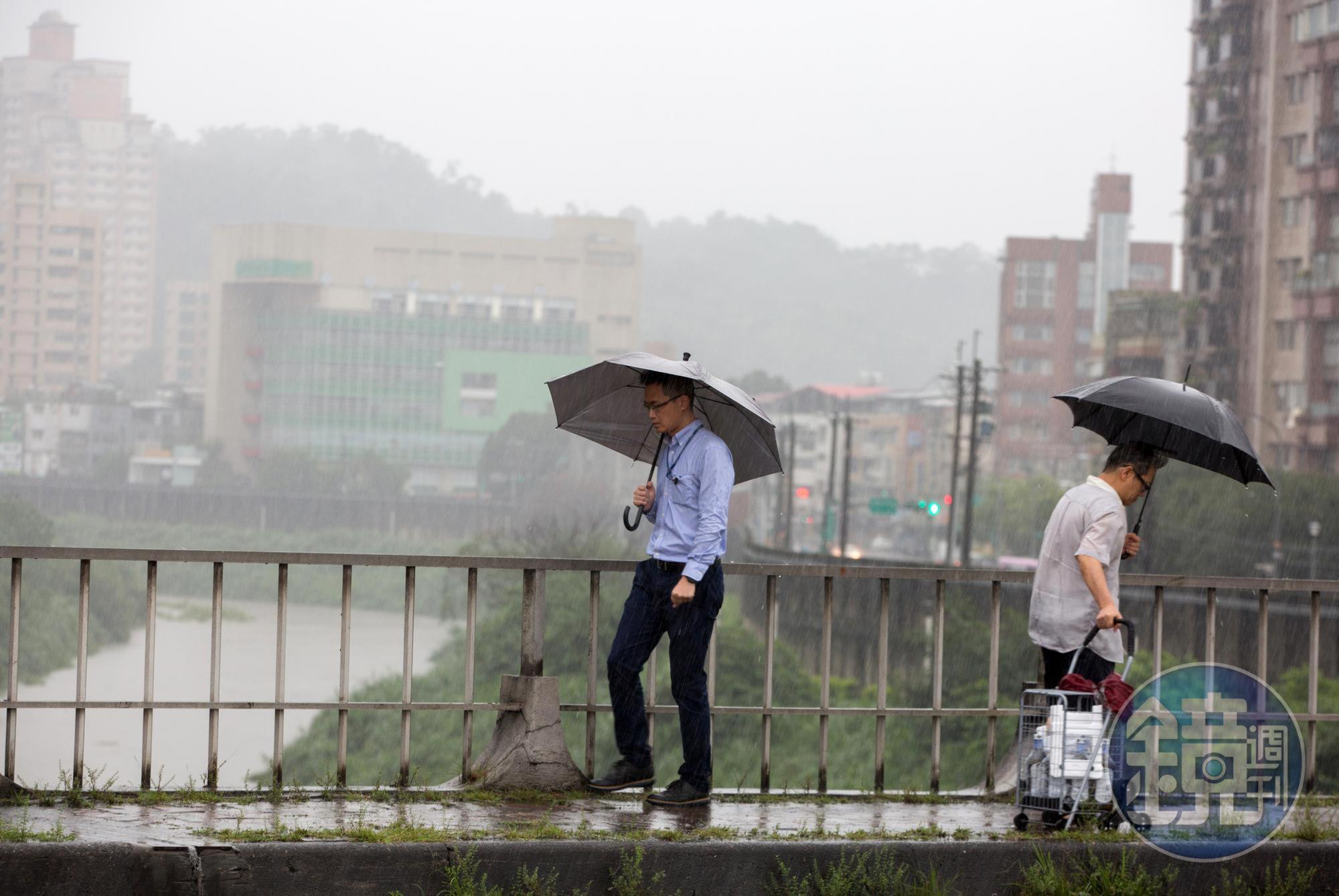鋒面通過帶來雨量,有望稍微緩解緊張的水情。(資料照)