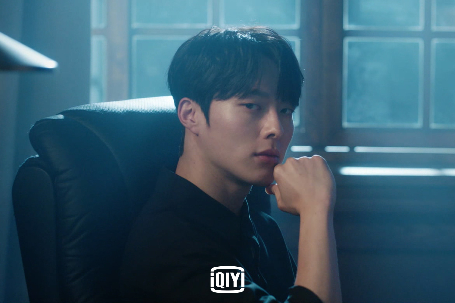 張基龍在《我的室友是九尾狐》飾演999歲的九尾狐。（愛奇藝國際站提供）