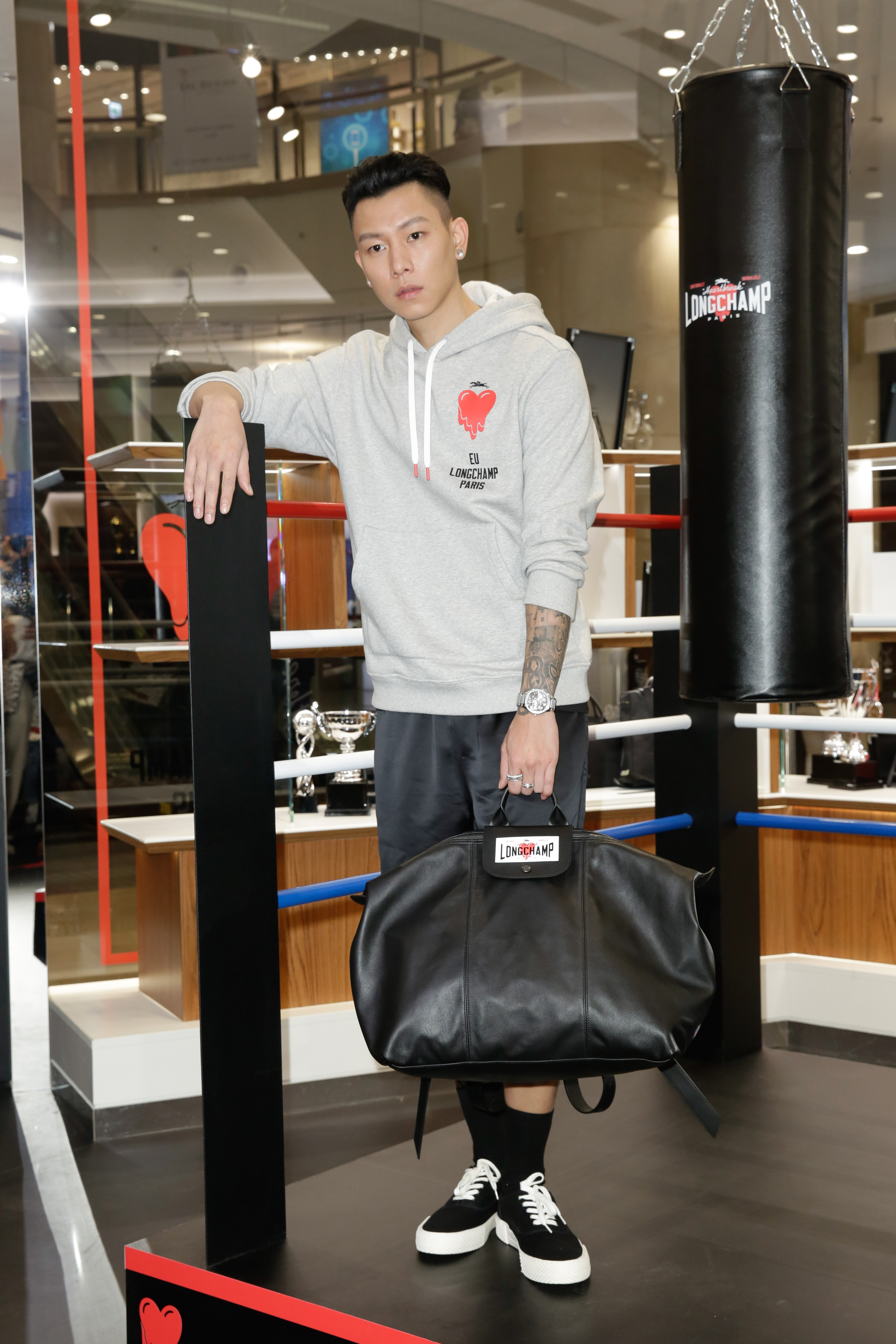 瘦子身穿LONGCHAMP logo連帽衛衣NT$7,400、緞面短褲NT$9,100、可調節式手袋NT$34,100。