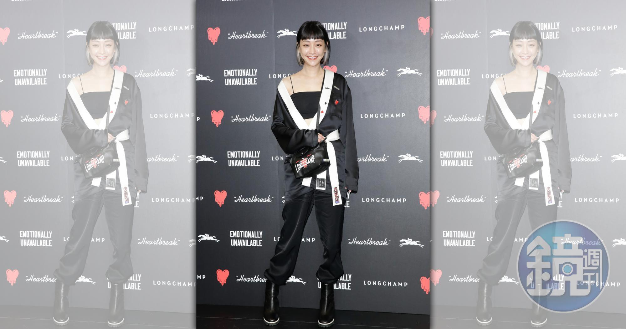 謝欣穎穿著LONGCHAMP和服式上衣NT$11,900、棉質長褲NT$14,200、踝靴NT$25,800、迷你手提包NT$17,800。