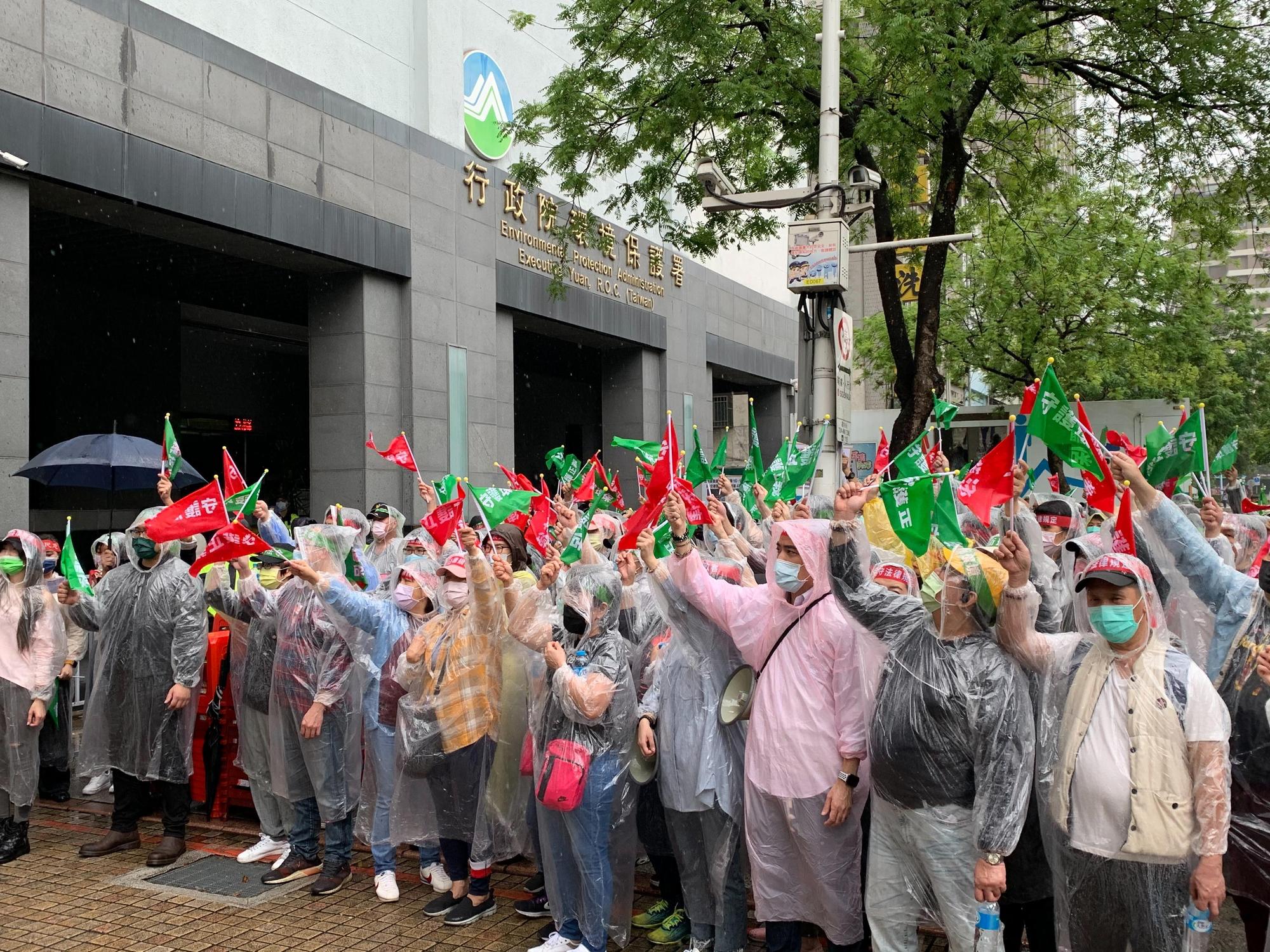 前環保署副署長詹順貴率領300多名新北產業園區員工於今日前往環保署進行遞交陳情書活動。（翻攝畫面）