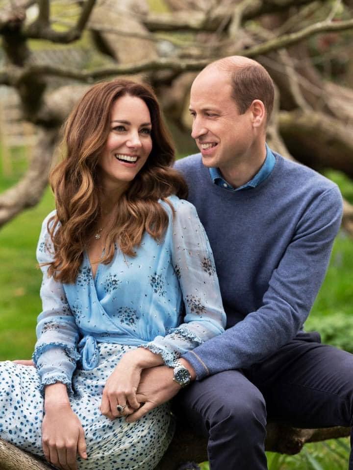 凱特身穿Ghost淺藍色洋裝，手上的藍寶石戒指超搶鏡。（翻攝kensingtonroyal IG）