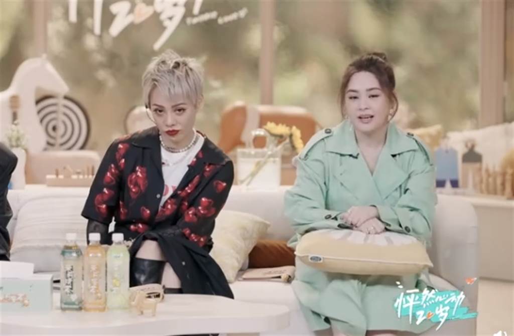 相比一旁的中國大陸女星寧靜(左),阿嬌的身形明顯大了一圈。(翻攝自《怦然心動20歲》優酷)
