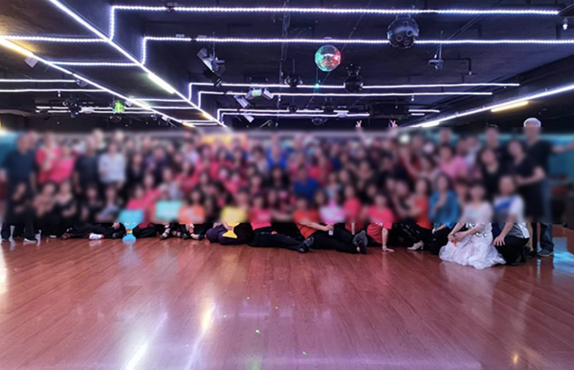 案1112確診伯跳舞4.5小時　百人「未戴罩」合照遭挖出