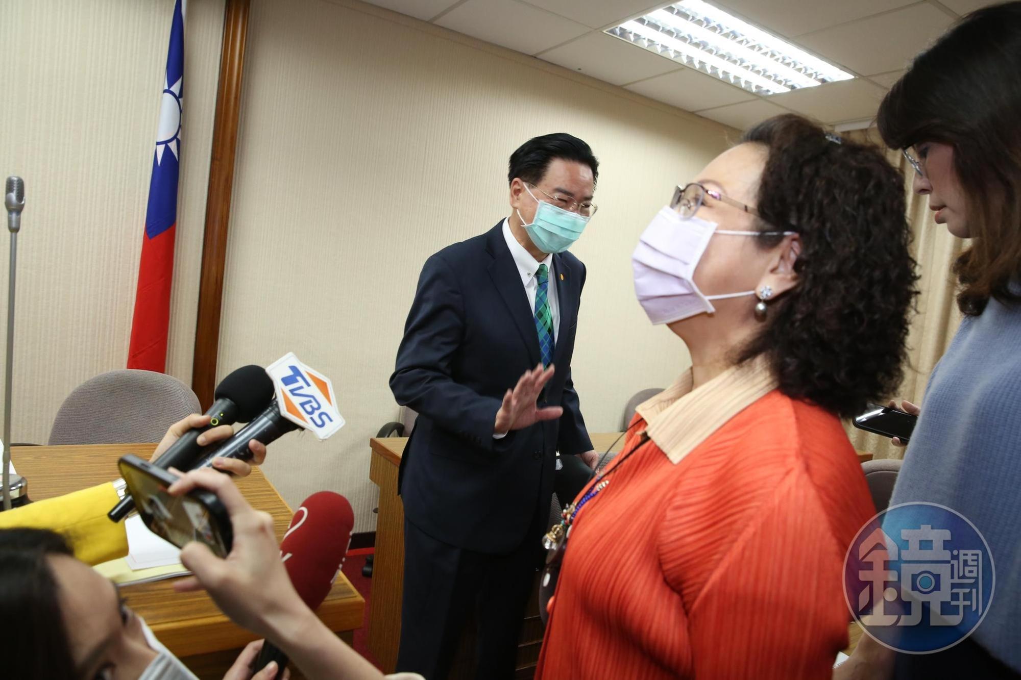 國民黨籍召委廖婉汝（右）要求外交部長吳釗燮（左），告知駐日代表謝長廷5月底須到立法院報告及備詢。