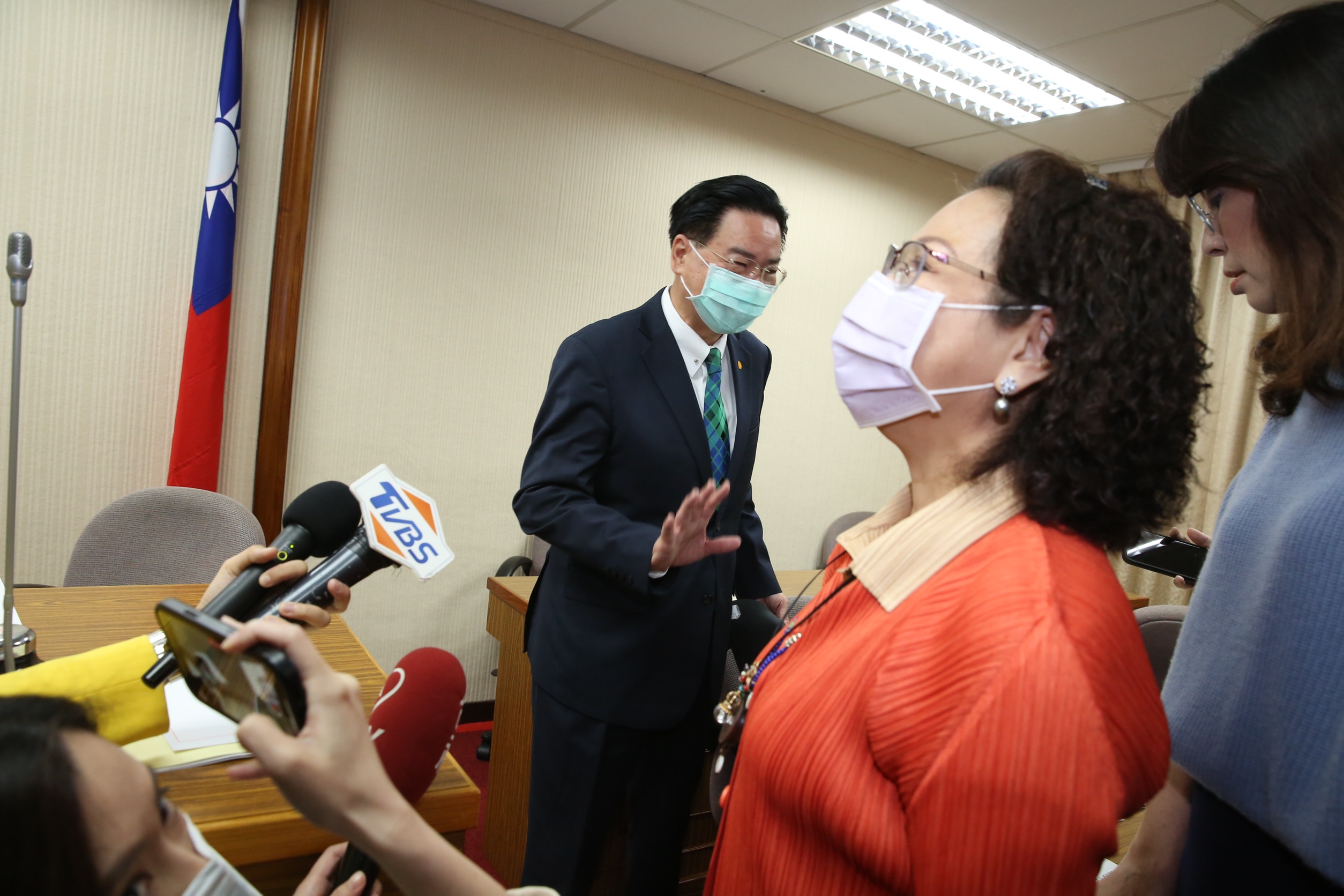 國民黨籍召委廖婉汝（右）要求外交部長吳釗燮（左），告知駐日代表謝長廷5月底須到立法院報告及備詢。