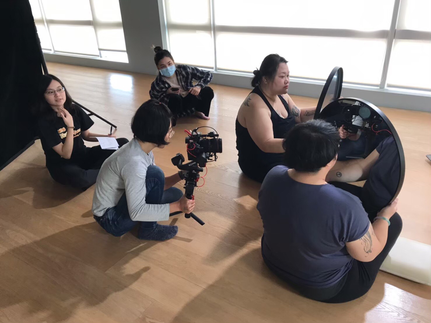 蔡佳璇(左一)希望藉《多肉女子生存之道》讓社會大眾反思對身體和美的框架。 (車庫娛樂提供)