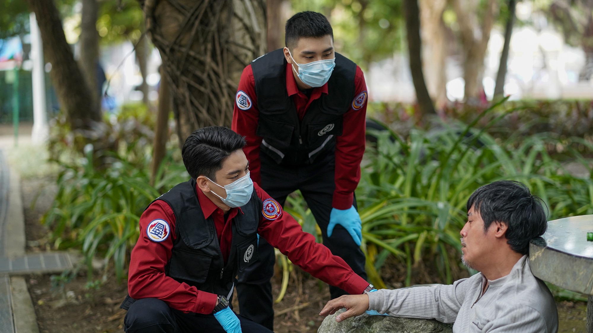 林柏宏（左）、胡釋安（中）飾演的消防員，經常得應付酒醉路倒的民眾。（公視、myVideo提供）