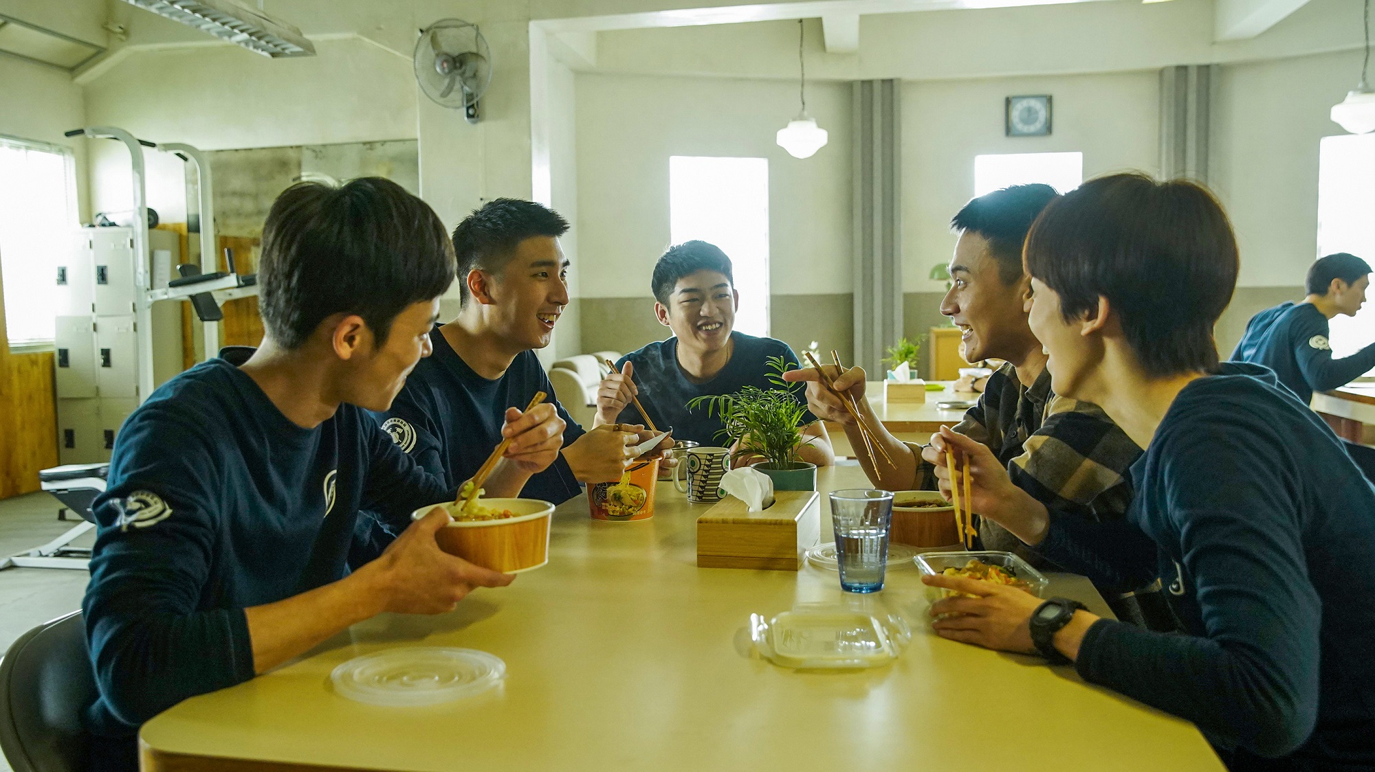 《火神》搭建劇中「同安分隊」三層樓內景，讓觀眾可一窺消防員日常。（公視、myVideo提供）