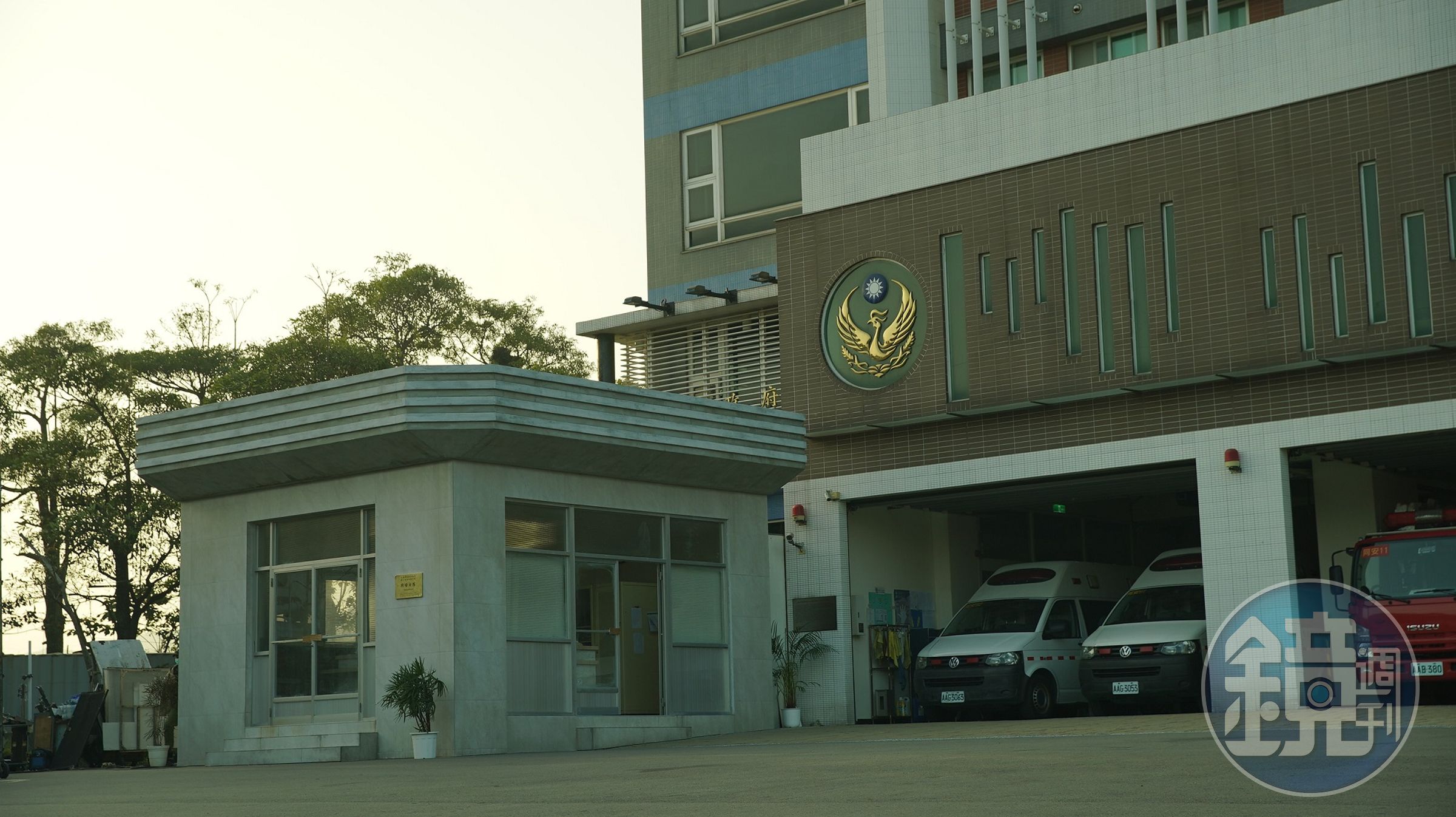  「同安分隊」建築外的值班台，不說很難發現是搭景。（公視、myVideo提供） 