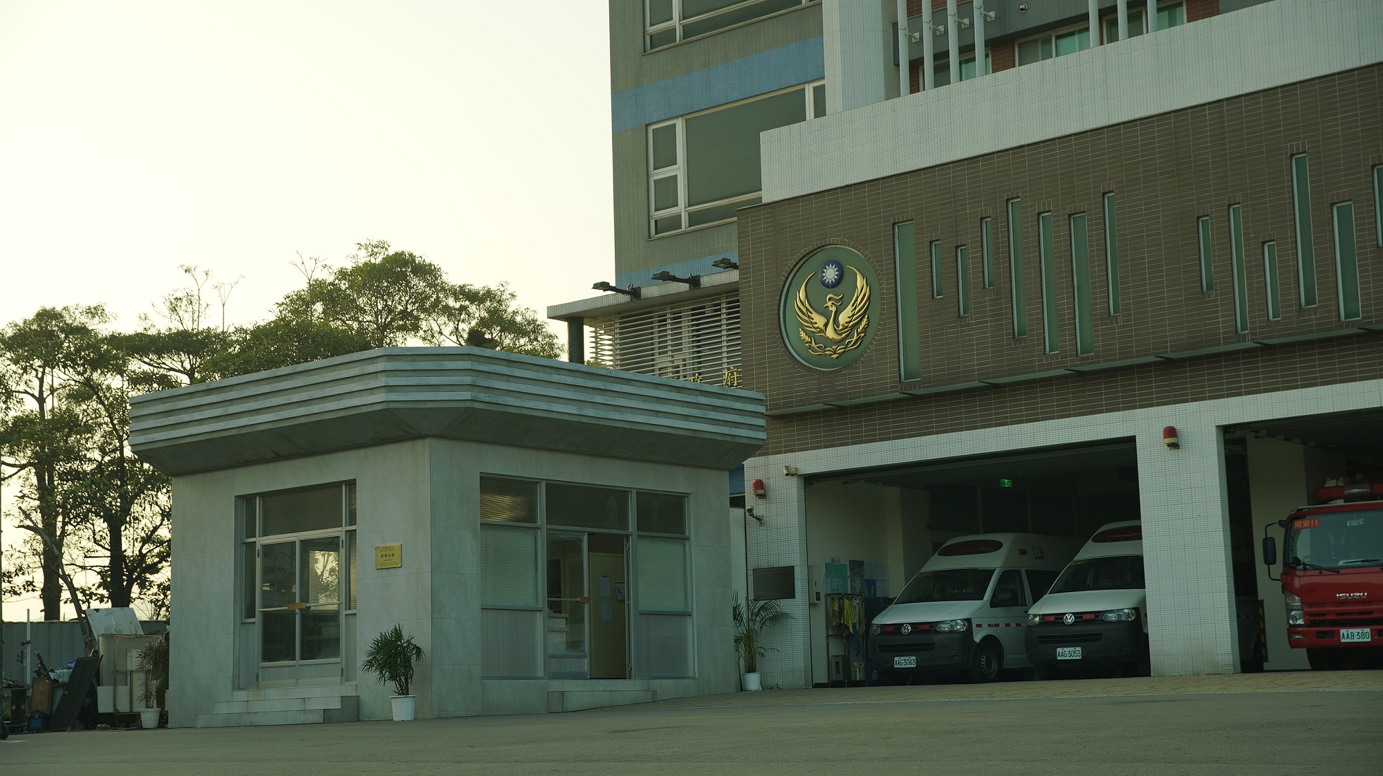  「同安分隊」建築外的值班台，不說很難發現是搭景。（公視、myVideo提供） 