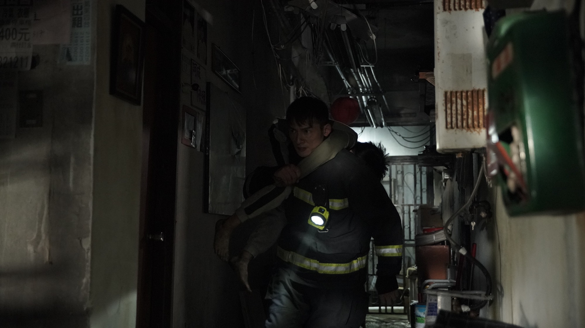 溫昇豪劇中衝火場救人，場面驚險。（公視、myVideo提供）