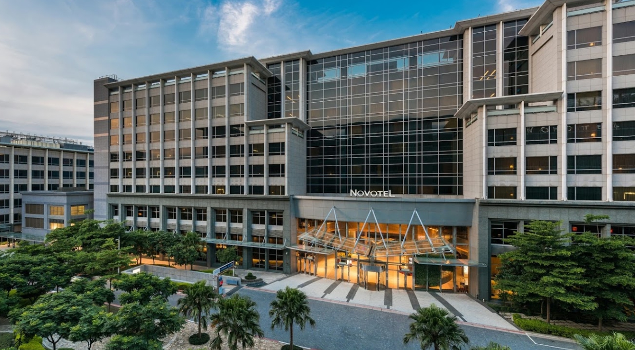 今桃園市長鄭文燦證實，當作華航機組員居家檢疫的諾富特華航桃園機場飯店有1名主管確診。（翻攝自Google Maps）