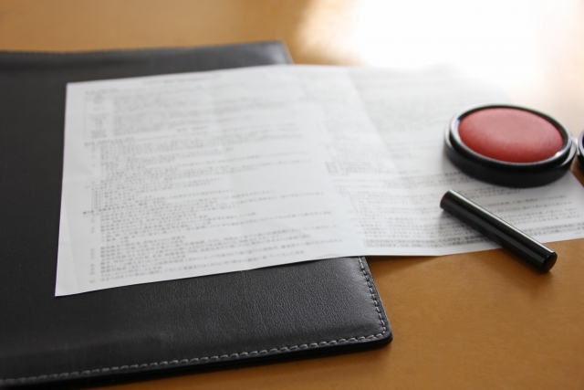 許姓老翁以撫養他為條件，將土地過戶給孫子，沒想到對方拿到土地後立刻翻臉不認人。（示意圖，Photo-AC）