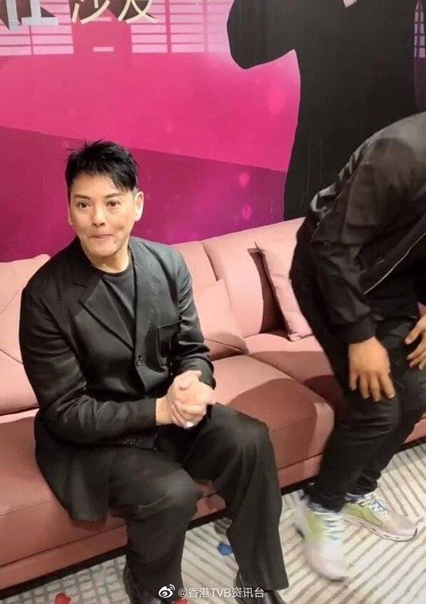 60歲的莫少聰發福不少,一身黑衣也擋不住發胖身材。(香港TVB資訊台微博)