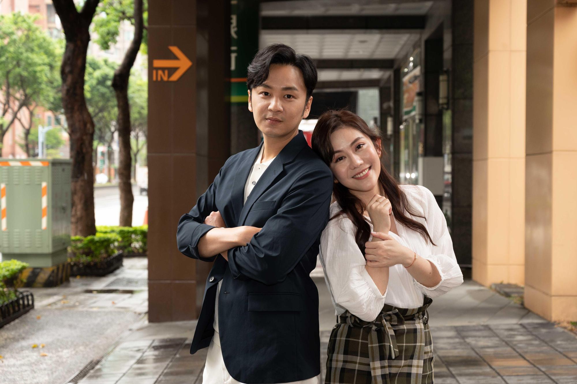 張書偉、王宇婕在 《女力報到-愛情公寓》搭檔飾演結婚10年的恩愛夫妻。（TVBS提供）