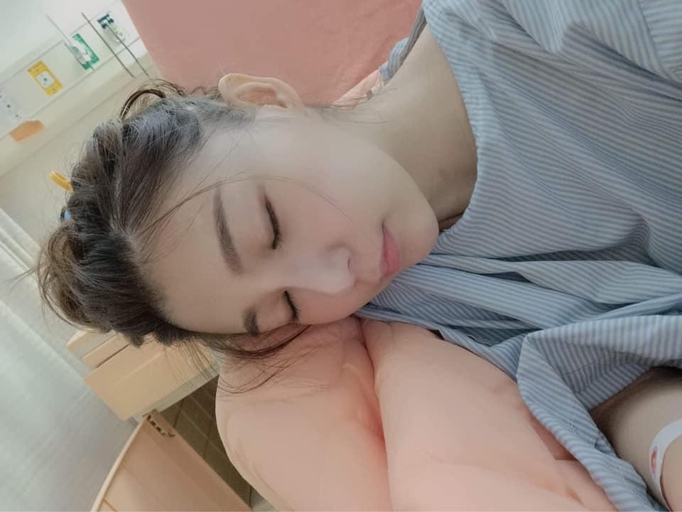 恩齊兒表示船隻翻覆後,只能不斷用雙腳踢水以防被船隻壓著而動彈不得。(翻攝自恩齊兒臉書)