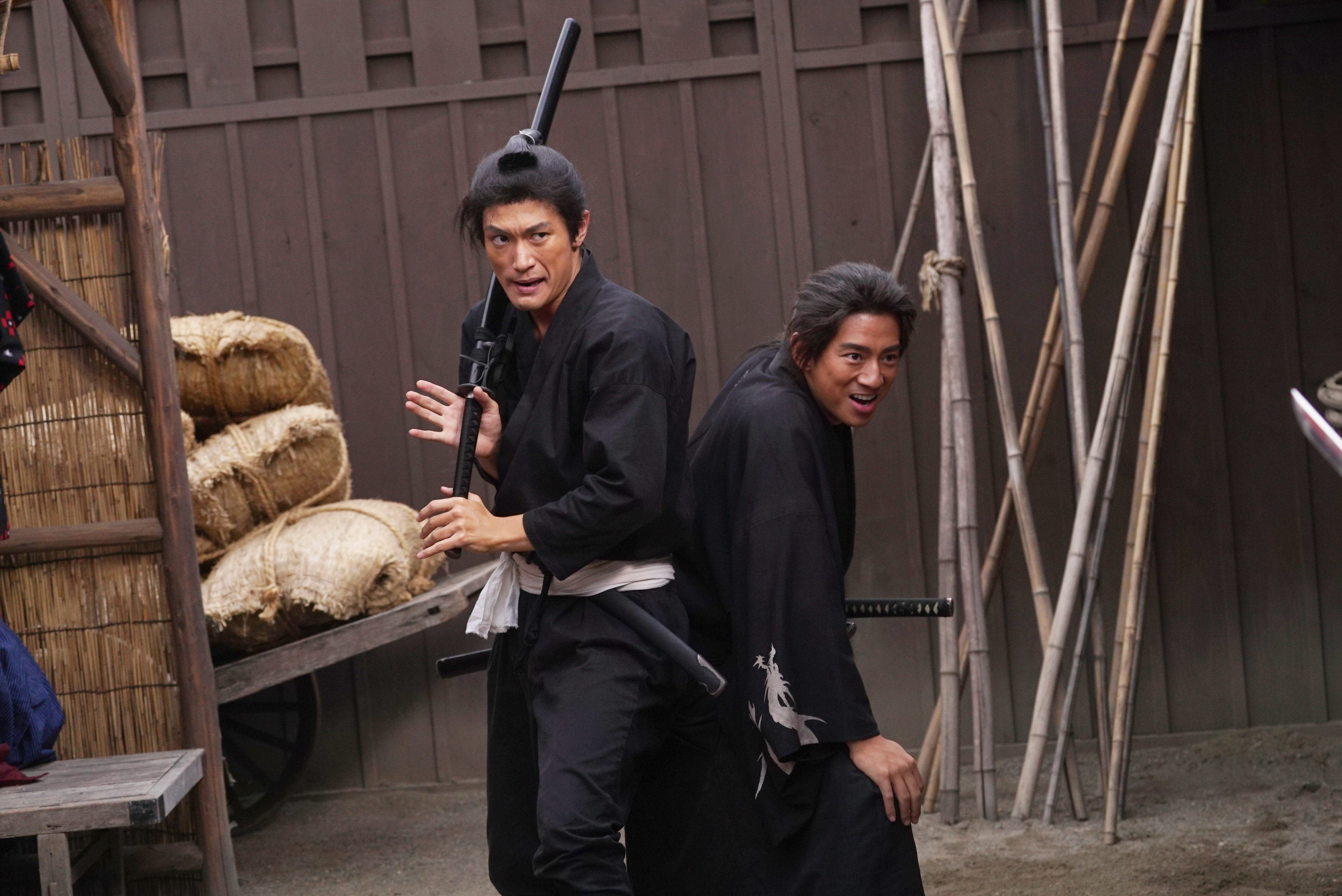 三浦春馬（左）與好友三浦翔平，分別在《天外者》中飾演歷史人物五代友厚及坂本龍馬。（天馬行空提供）