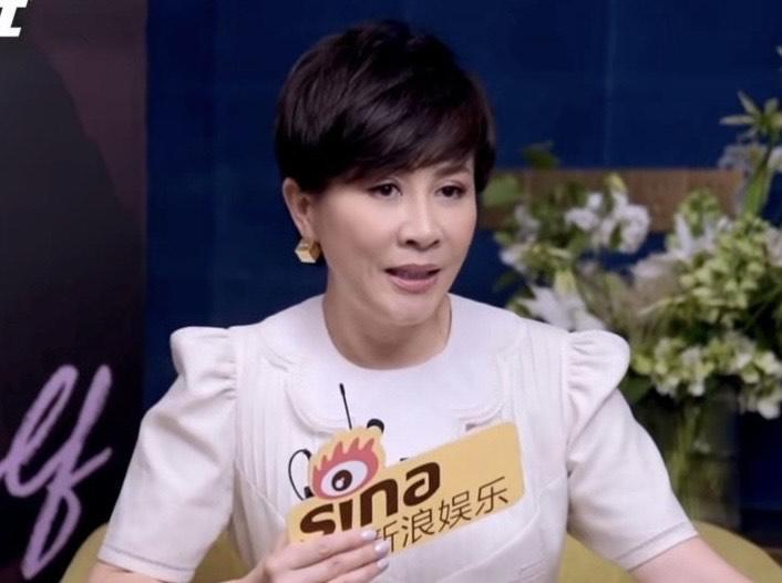 劉嘉玲接受訪問時爆料從小看到大何超蓮結婚的消息。（翻攝自新浪娛樂微博）