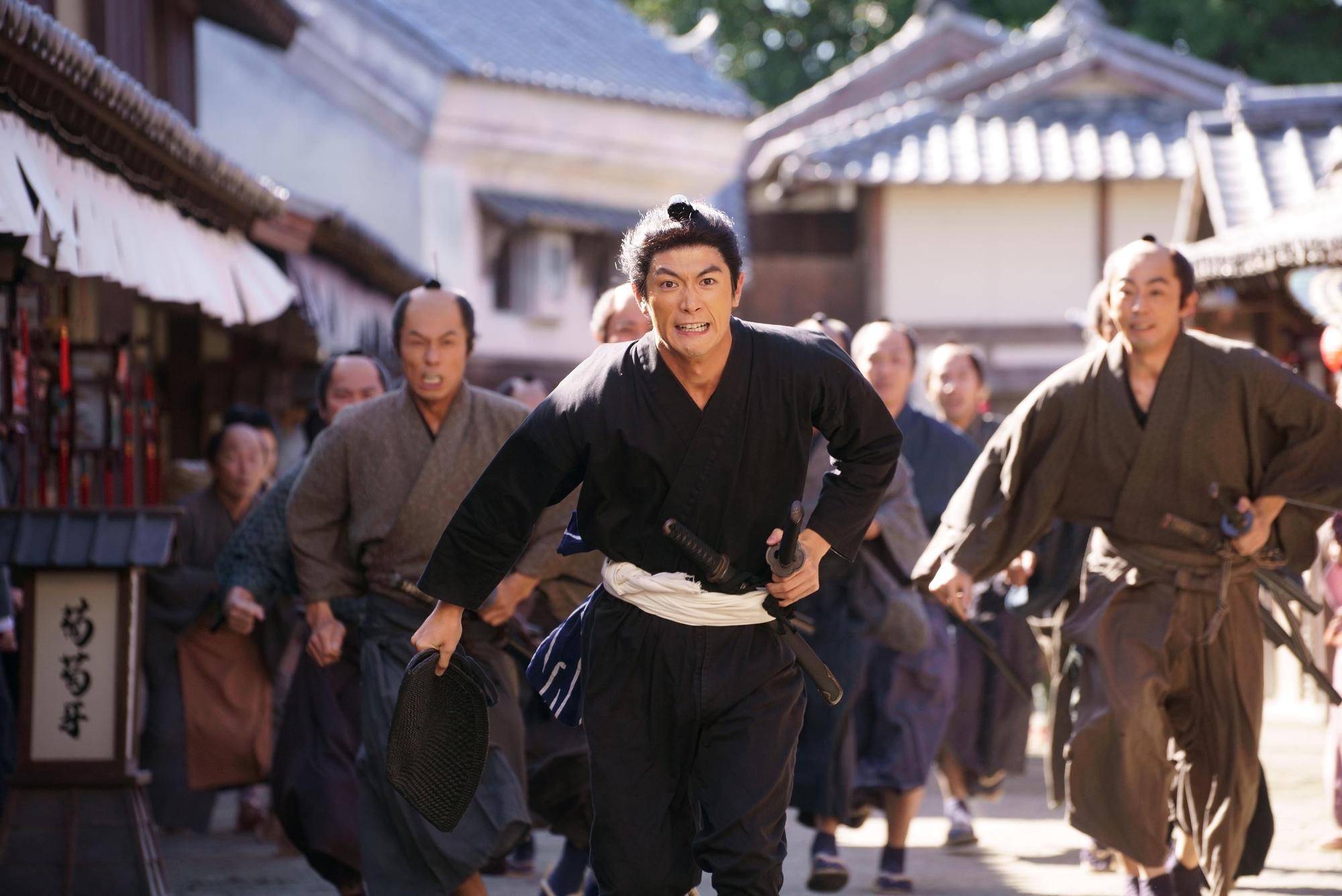 三浦春馬(中)主演的《天外者》以動態的奔跑場面揭開序幕,顛覆過往時代劇注重起承轉合的敘事手法。(翻攝自《天外者》Twitter)