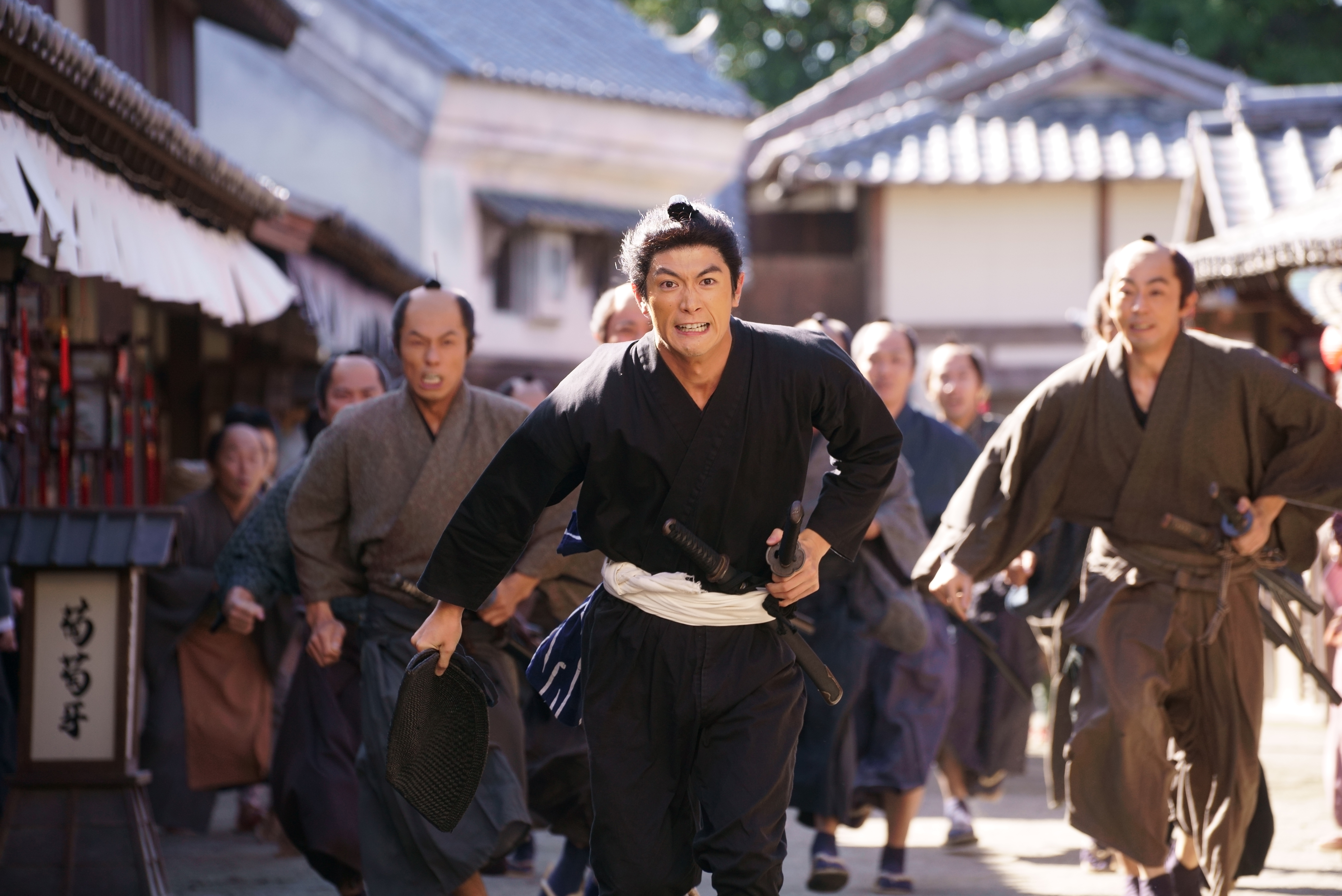 三浦春馬（中）主演的《天外者》以動態的奔跑場面揭開序幕，顛覆過往時代劇注重起承轉合的敘事手法。（翻攝自《天外者》Twitter）