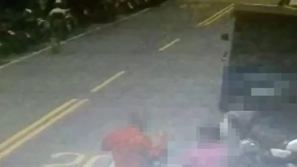 板橋1名身穿紅衣的陳姓街友，以「再笑拿刀殺了你們」恐嚇祖孫2人遭偵辦恐嚇罪嫌。（翻攝畫面）