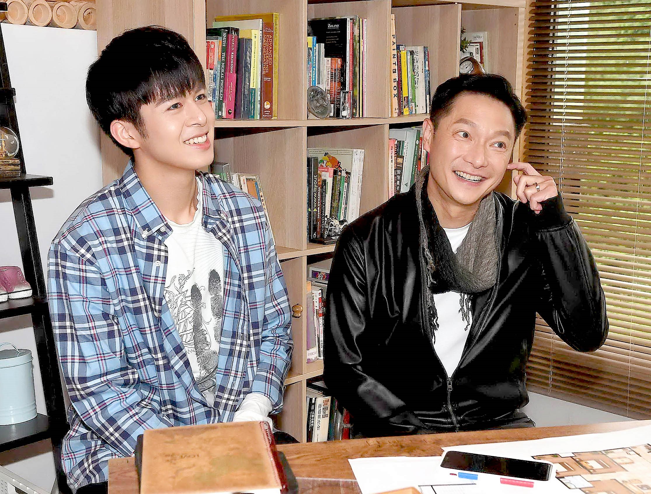 蘇韋華（左）高中北藝大戲劇系，意外與《婚姻結業式》劇中飾演他父親謝祖武兒子同校。（華視提供）
