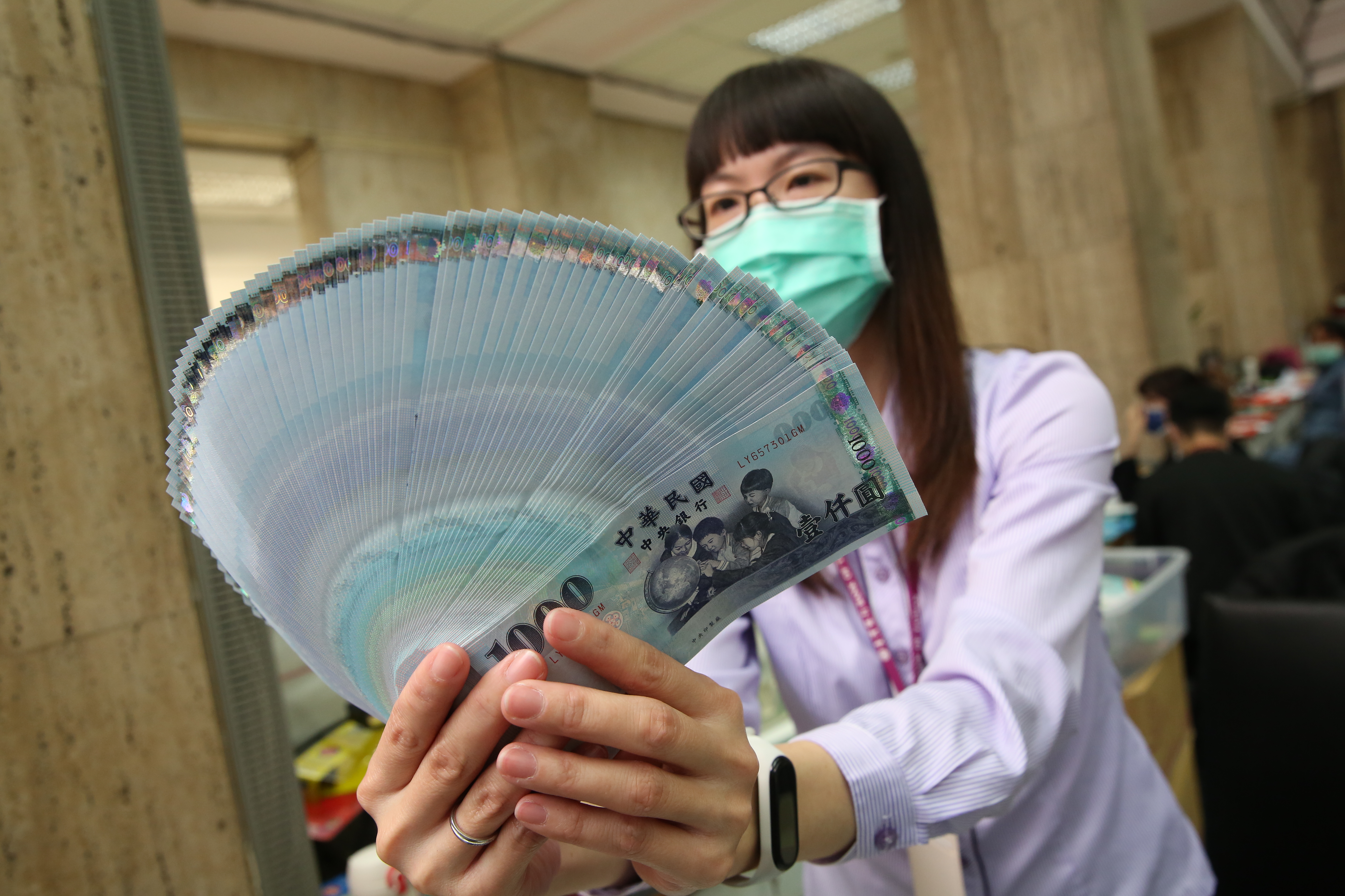 最近1個月台幣對美元升值2.3%，匯價攻破28元，站上27元關卡。