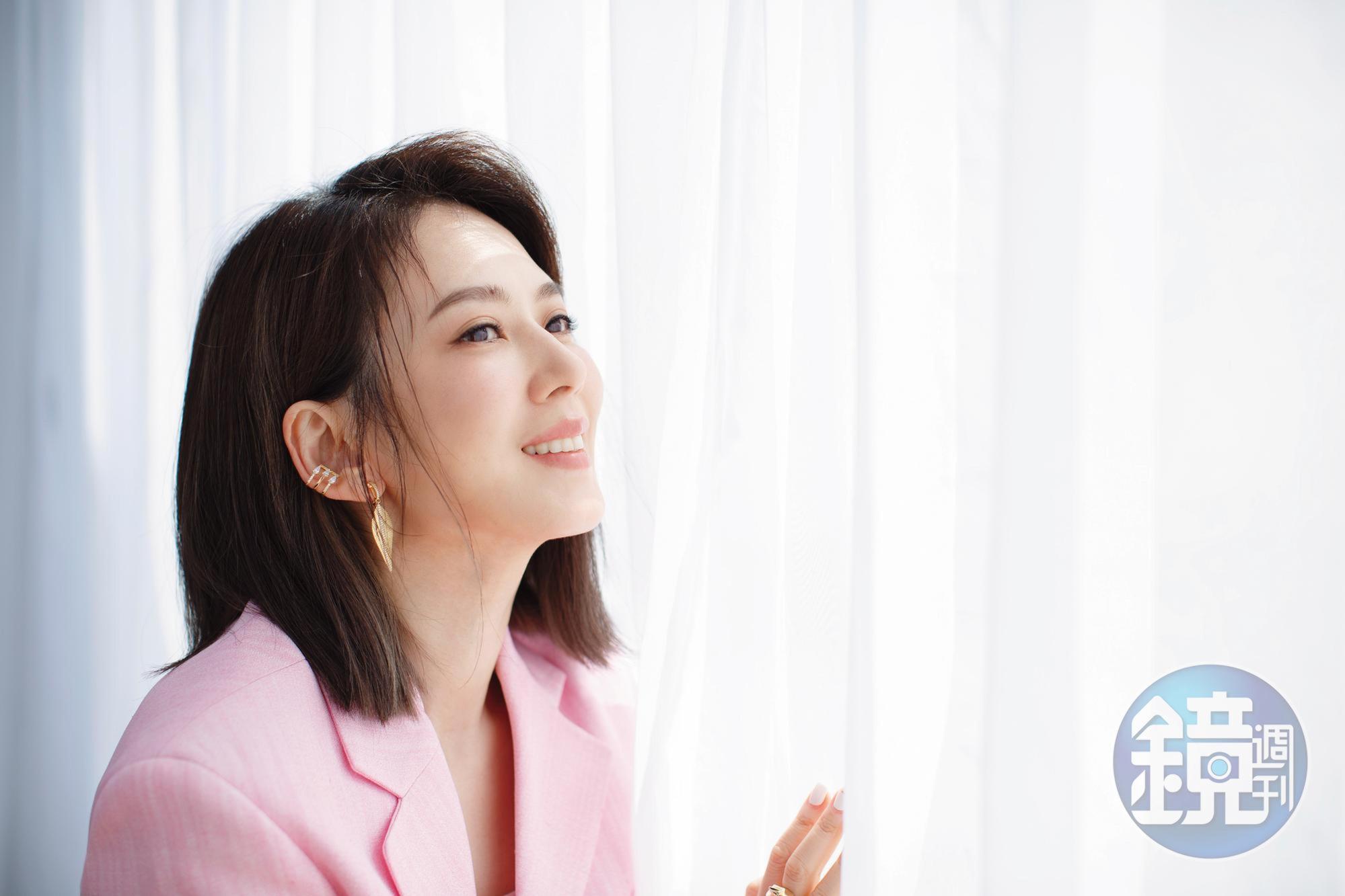 一直給人優雅又時尚的形象,殷悅在新書《現在的妳,在哪裡?》開始寫起了負能量與自己的不完美。