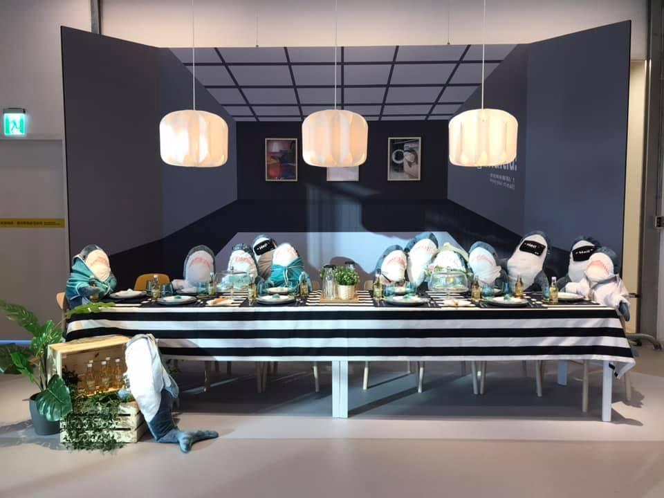 內湖IKEA的餐廳門口設有鯊魚打卡牆。（翻攝自臉書）