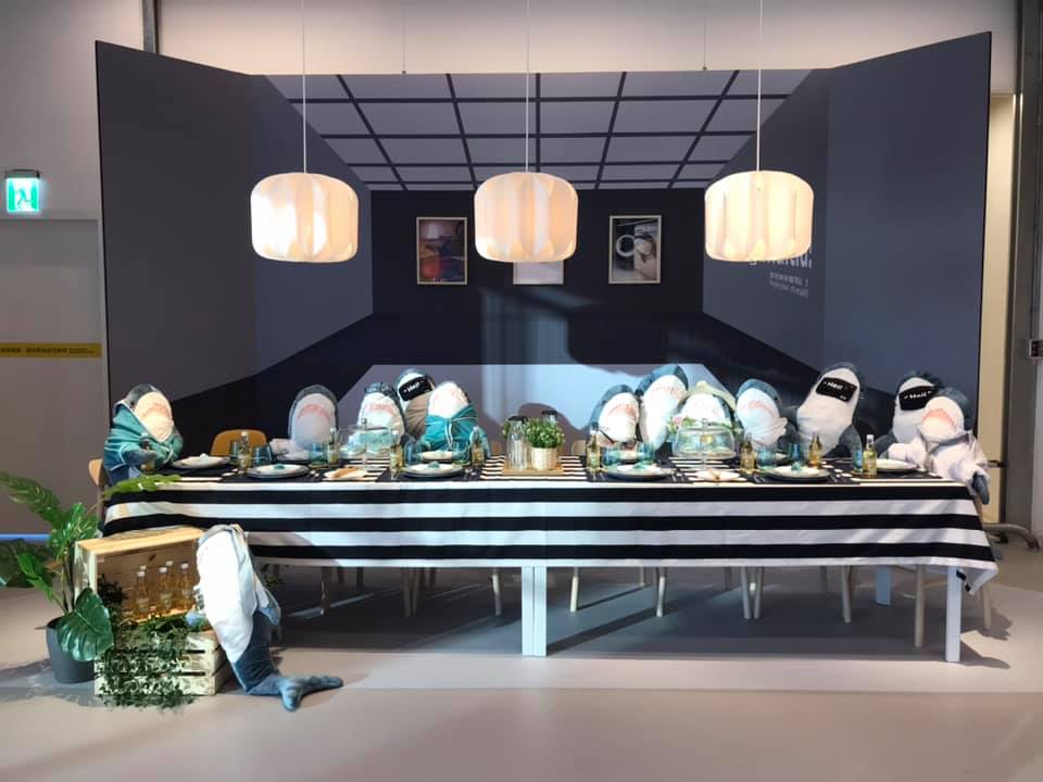 內湖IKEA的餐廳門口設有鯊魚打卡牆。（翻攝自臉書）