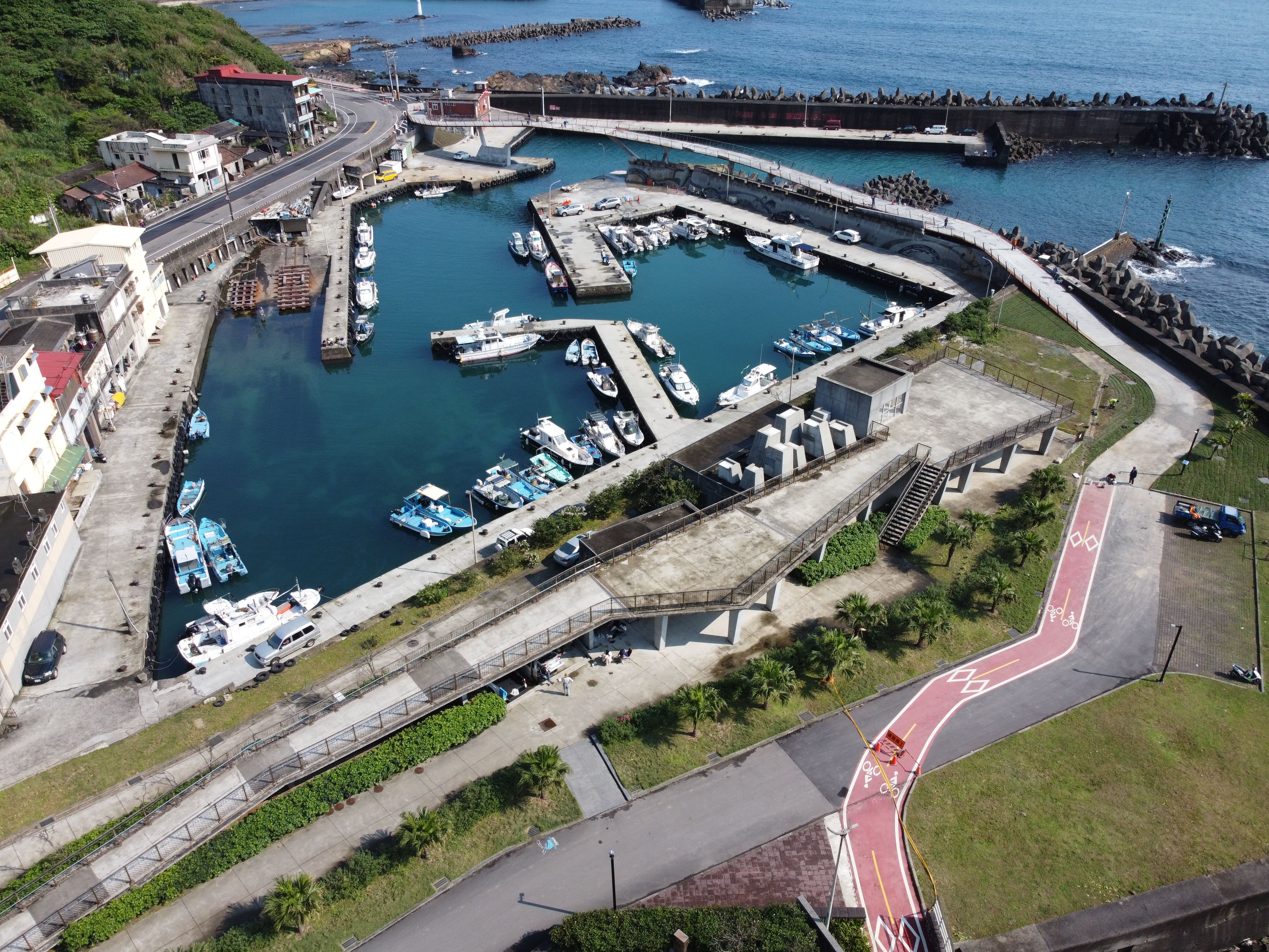 望海巷漁港位於在基隆市與新北市交界，與長潭里漁港相距僅百餘公尺，是東北角廊帶上耀眼奪目的珍珠。