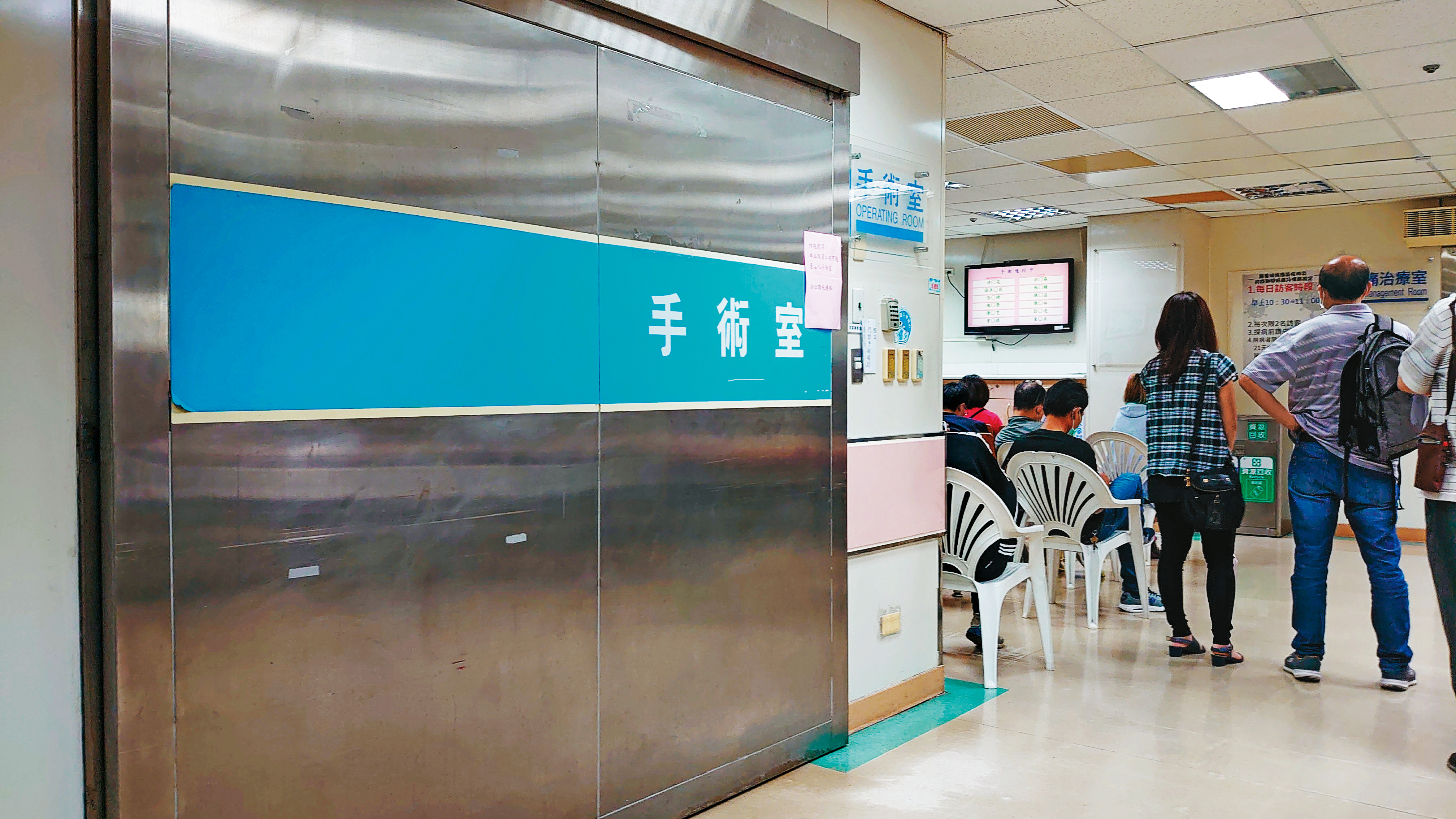 手術前,醫師只讓家屬簽署內視鏡手術同意書,並未告知會裝支架。