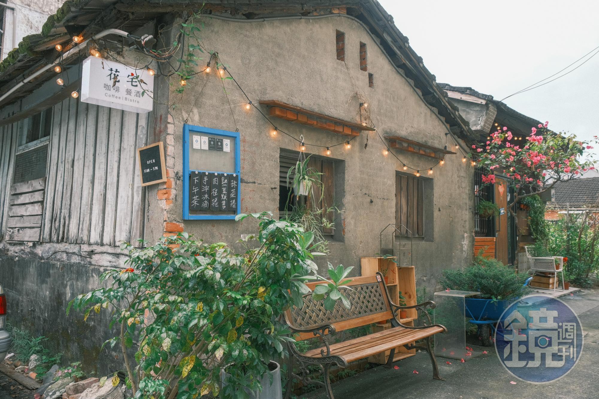 隱身於碧霞街的巷弄間可看見咖啡廳的外牆佈置，彷彿是一種室外的玄關空間。