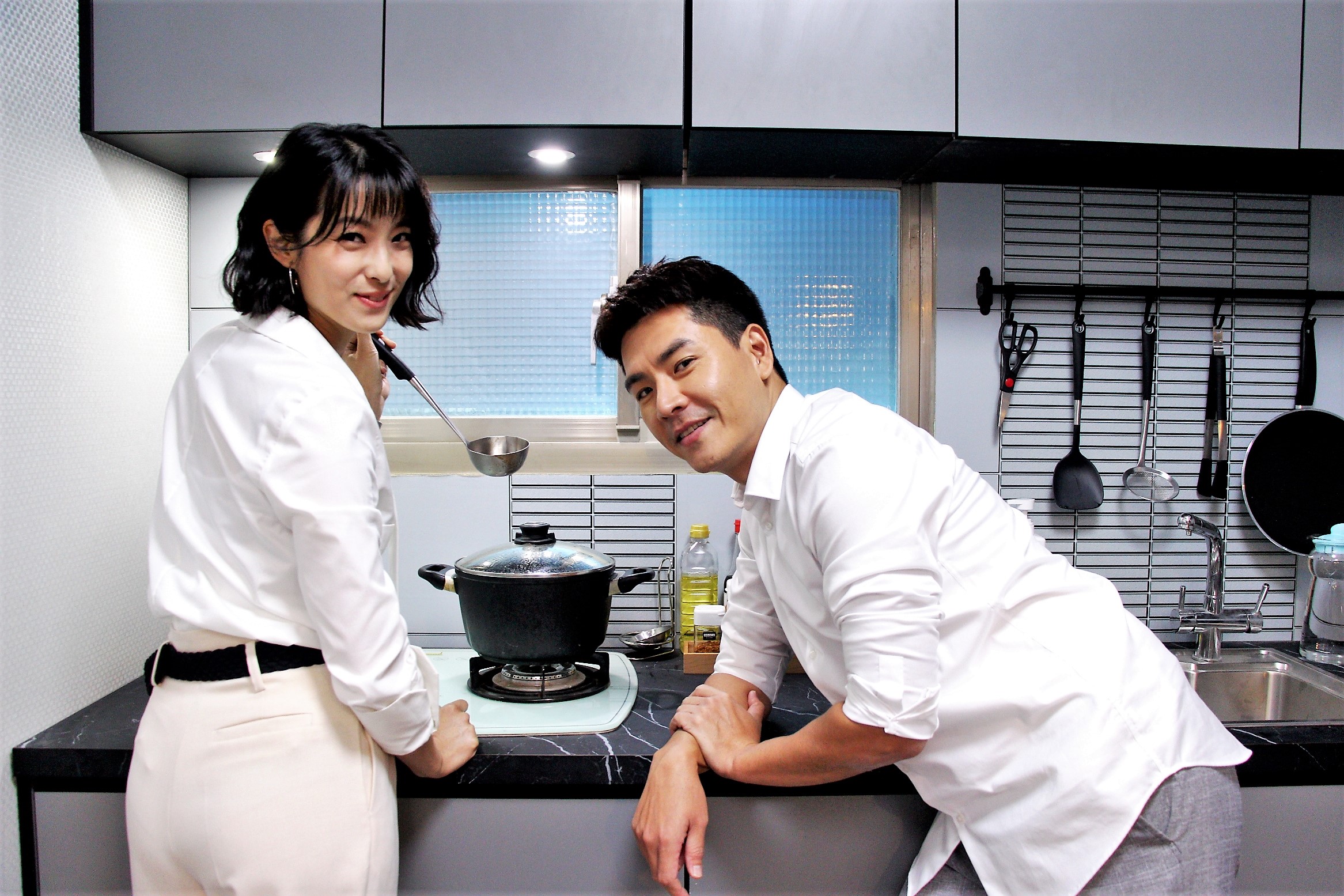 賴雅妍在《三隻小豬的逆襲》中倒追王傳一。（三立提供）